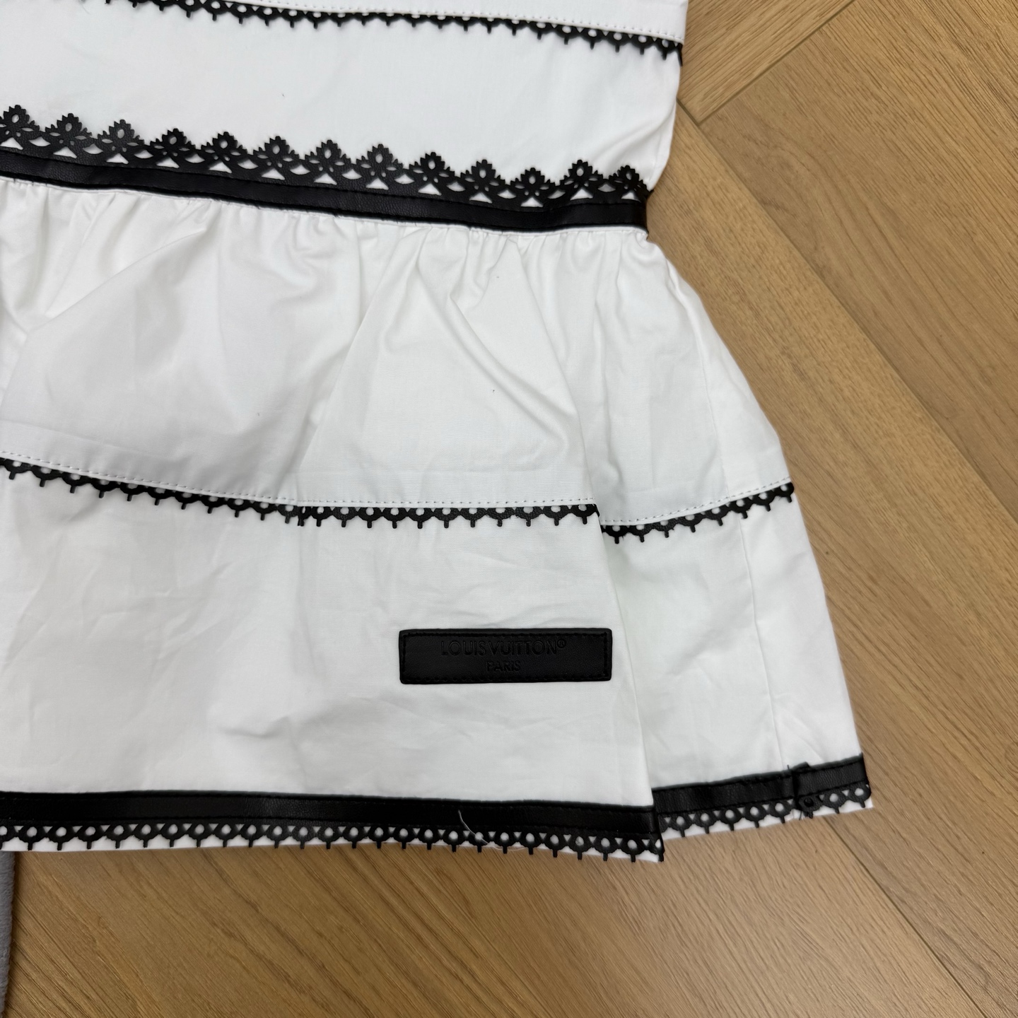 L家 26早秋新款 撞色无袖上衣 采用高品质棉面料 挺括有型 利落方领搭配细密黑色花边设计 层层横向黑色