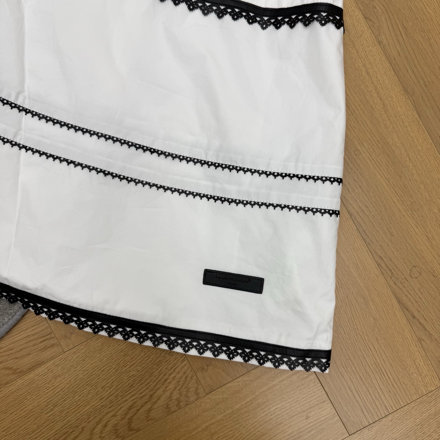 L家 26早秋新款 撞色无袖直筒连衣裙 采用高品质棉面料 挺括有型 简约方领搭配精致黑色花边包边 层次感