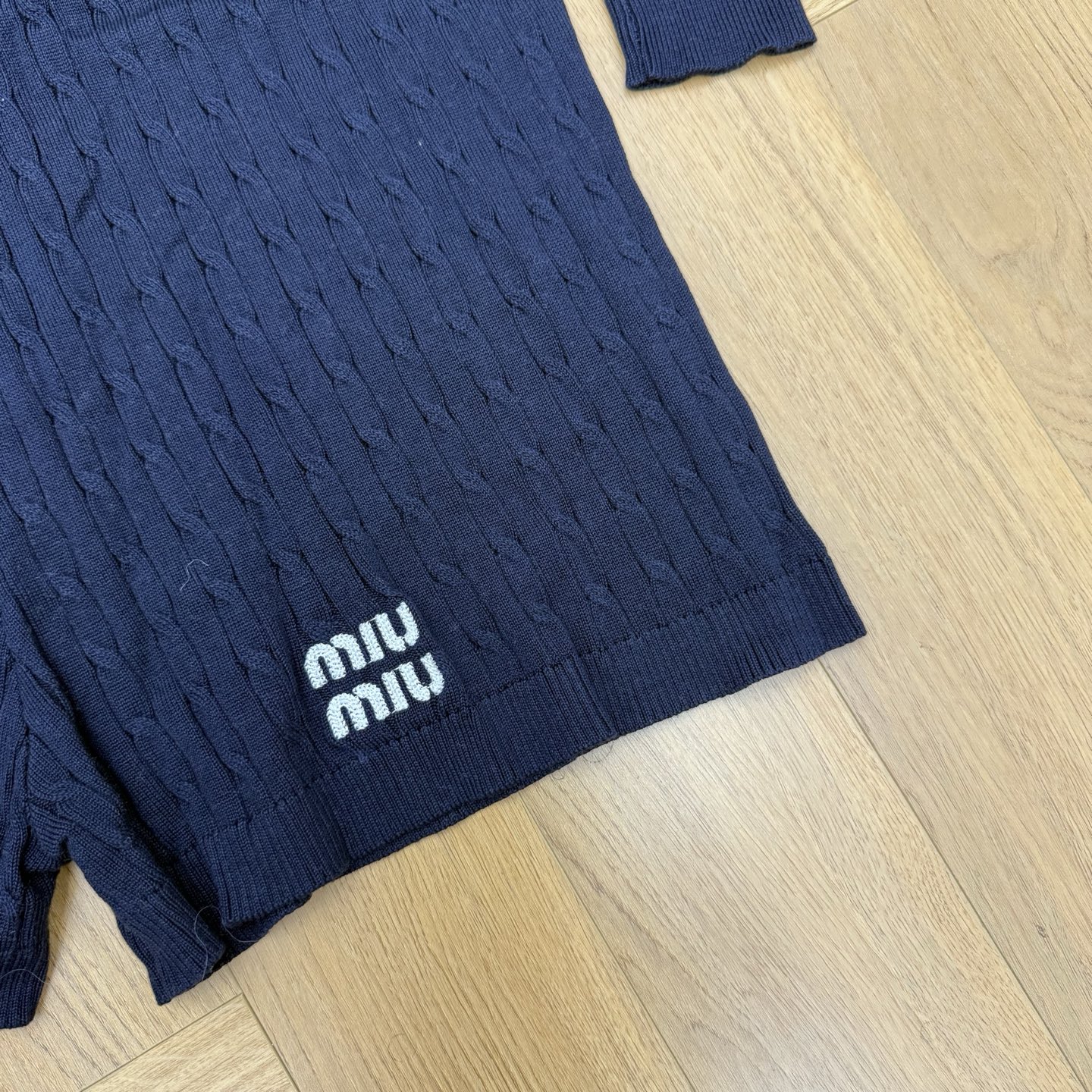 Miu家 26夏季新款 扭绞麻花翻领针织套装 细腻透气针织面料 柔软亲肤 全身立体绞花肌理设计 简约翻领