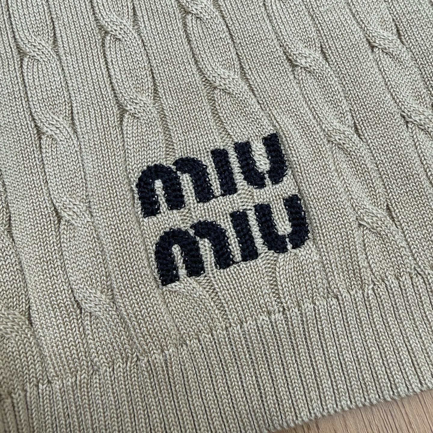 Miu家 26夏季新款 扭绞麻花翻领针织套装 细腻透气针织面料 柔软亲肤 全身立体绞花肌理设计 简约翻领