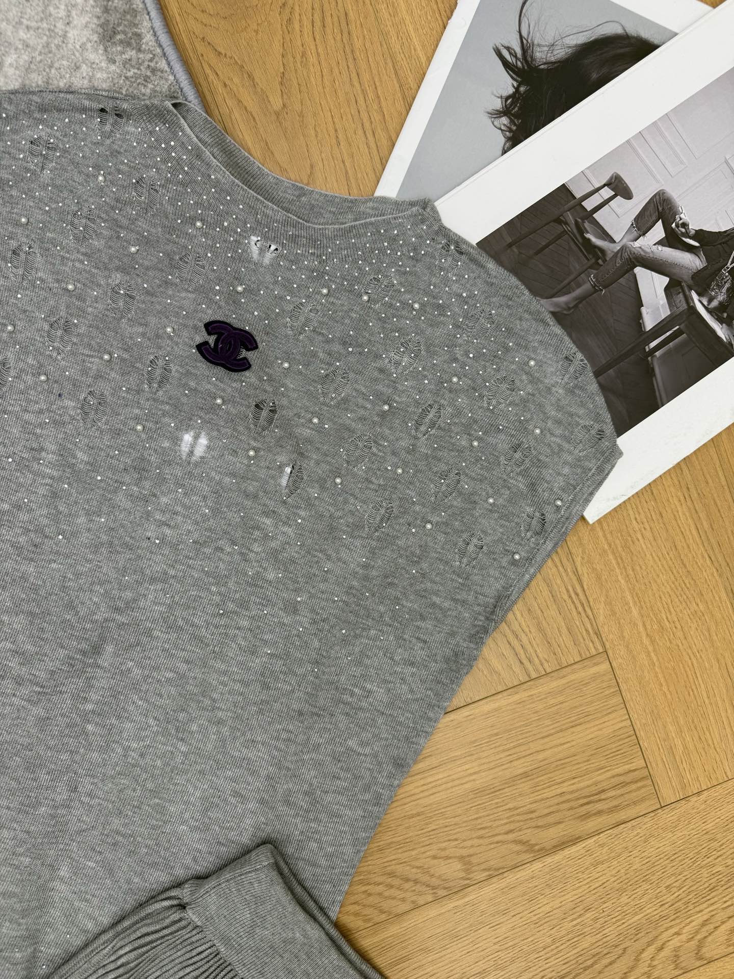 小香家 26夏季新款 满天星烫钻无袖针织套装 细腻冰丝针织面料 轻薄透气 满幅细碎烫钻星光设计 圆领双C