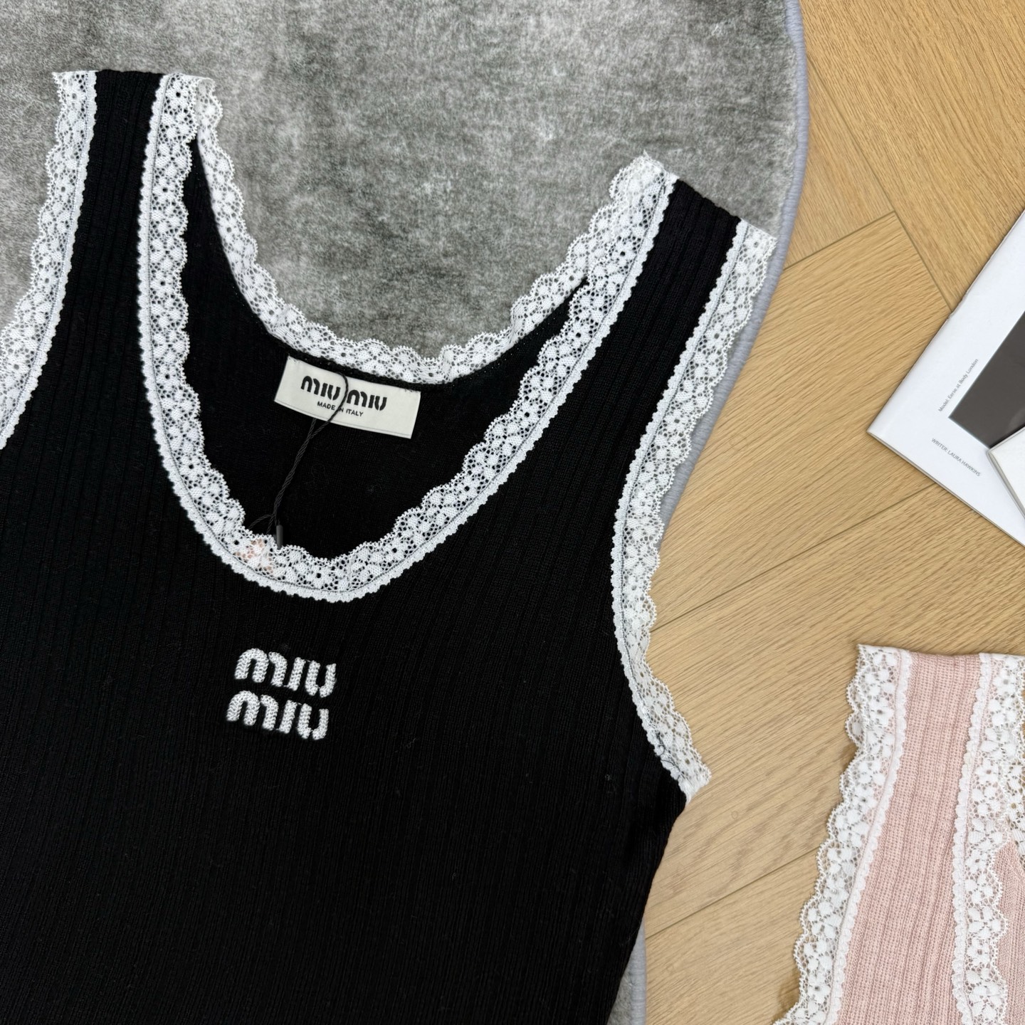 Miu家 26夏季新款 蕾丝花边U领针织背心 竖坑条弹力针织面料 软糯亲肤透气 精致白色蕾丝包边U型领口