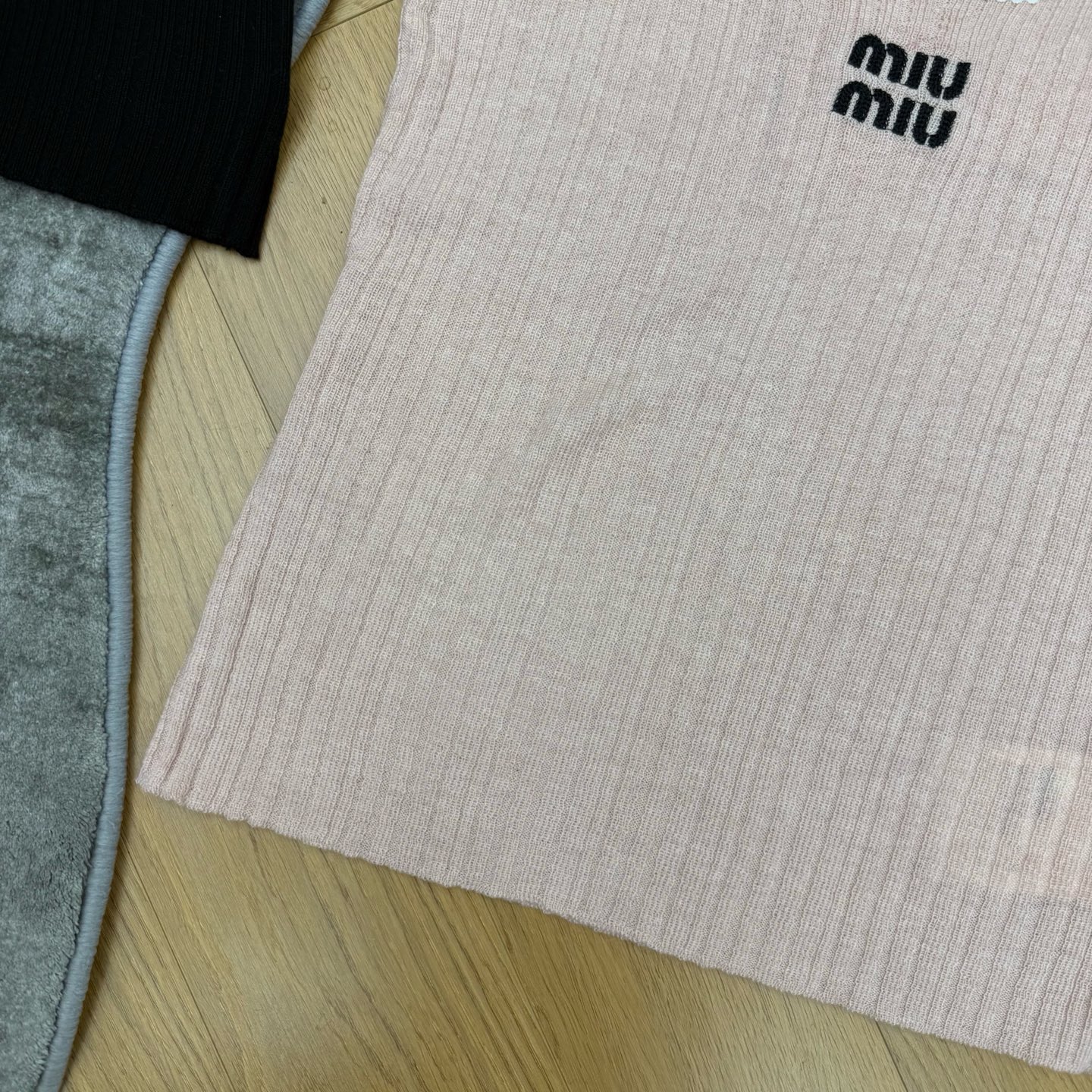 Miu家 26夏季新款 蕾丝花边U领针织背心 竖坑条弹力针织面料 软糯亲肤透气 精致白色蕾丝包边U型领口