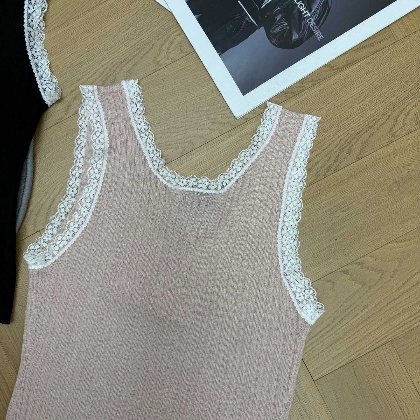 Miu家 26夏季新款 蕾丝花边U领针织背心 竖坑条弹力针织面料 软糯亲肤透气 精致白色蕾丝包边U型领口