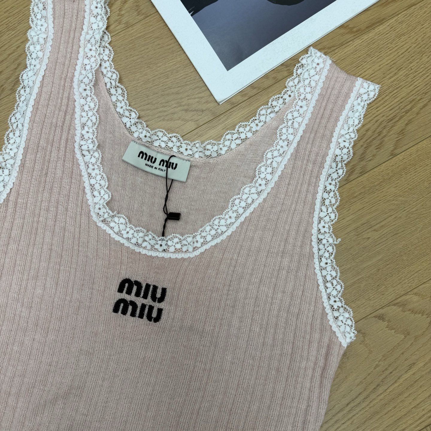 Miu家 26夏季新款 蕾丝花边U领针织背心 竖坑条弹力针织面料 软糯亲肤透气 精致白色蕾丝包边U型领口