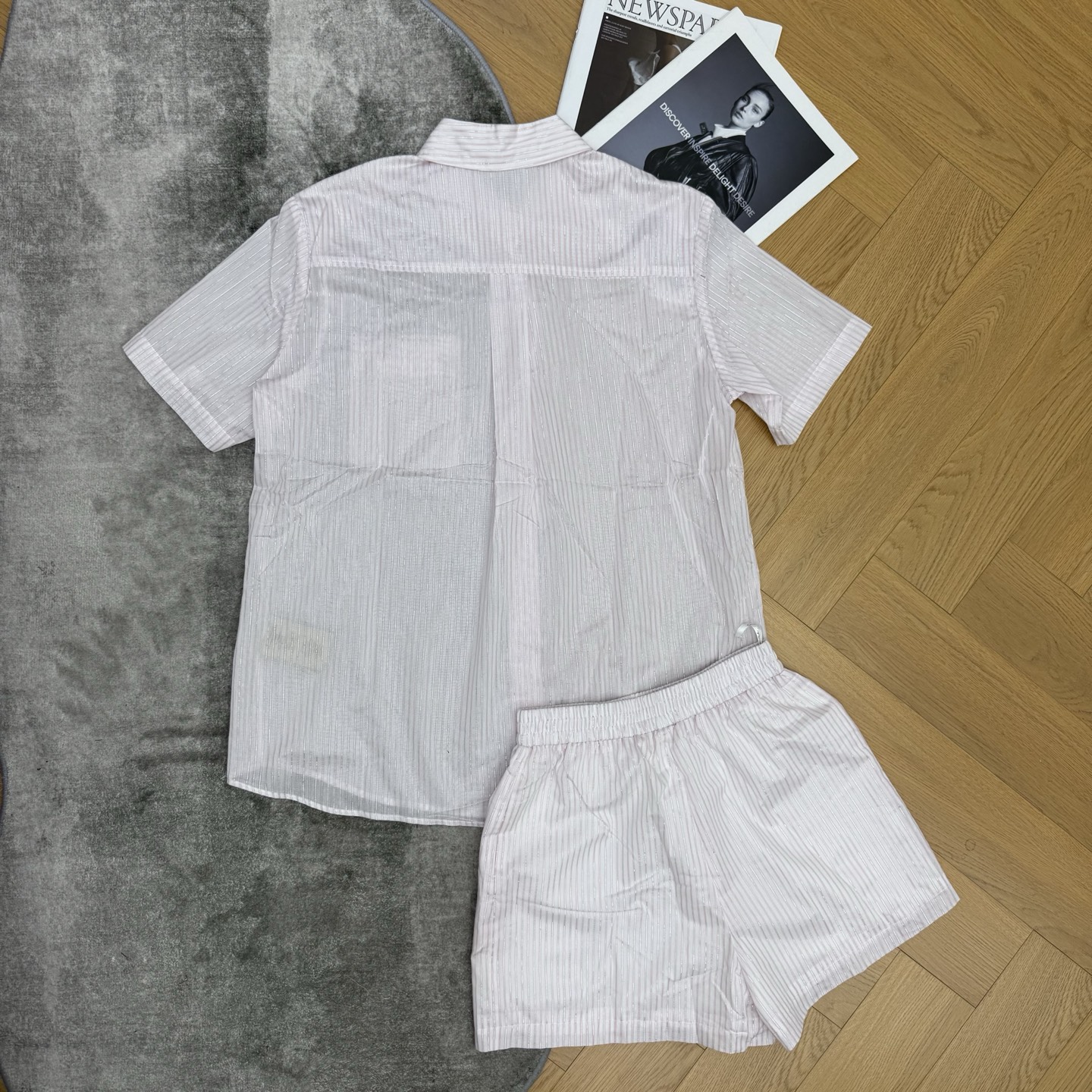 Miu家 26夏季新款 浅粉细条纹两件套套装 轻薄透气面料 微透清爽不闷 翻领短袖衬衫，胸前口袋搭配精致