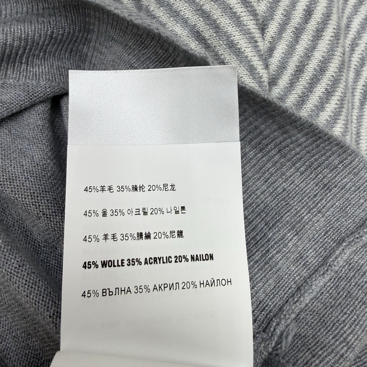 Miu家 26早秋新款 针织可卸披肩+开衫，细腻亲肤针织面料，上身轻盈不压身，圆领+小字母标低调轻奢，可拆卸条纹披肩，一