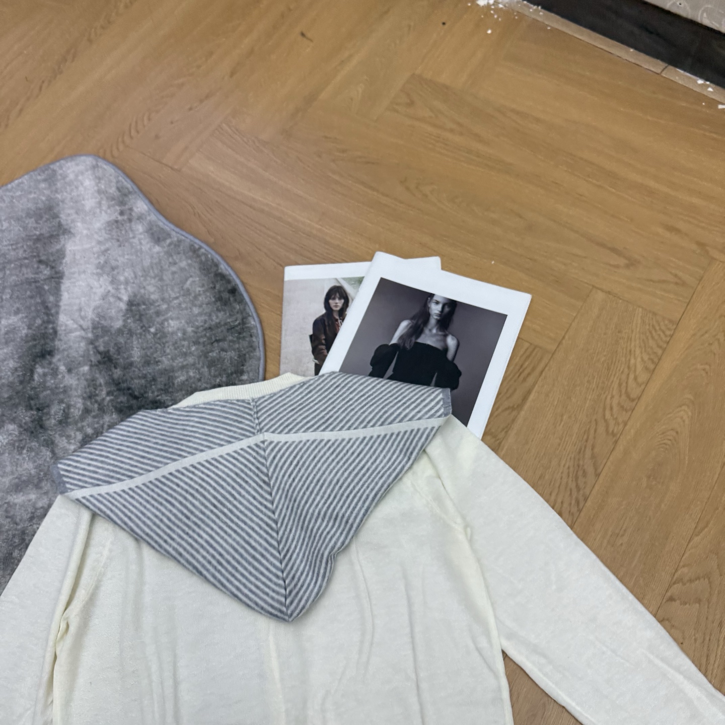 Miu家 26早秋新款 针织可卸披肩+开衫，细腻亲肤针织面料，上身轻盈不压身，圆领+小字母标低调轻奢，可拆卸条纹披肩，一