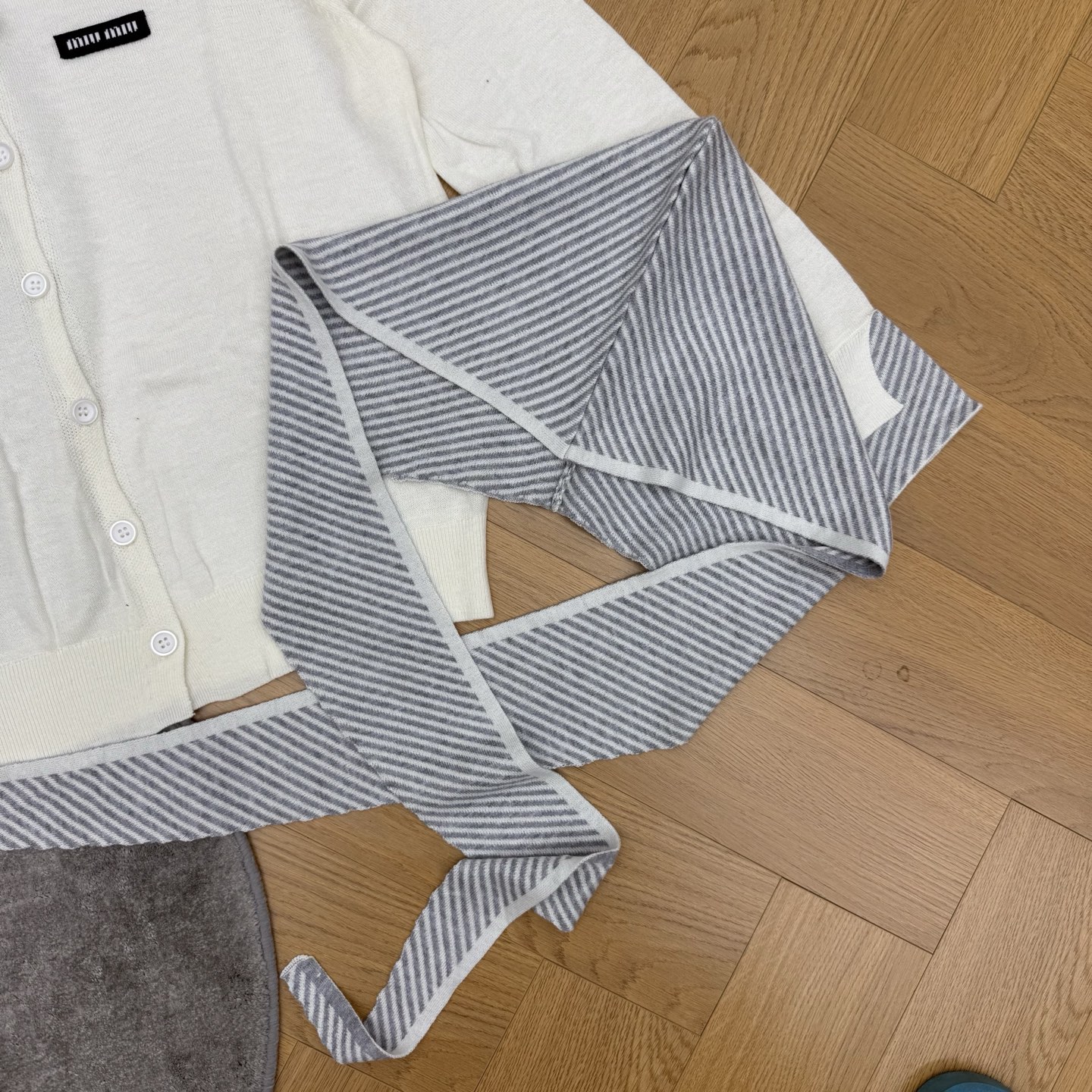 Miu家 26早秋新款 针织可卸披肩+开衫，细腻亲肤针织面料，上身轻盈不压身，圆领+小字母标低调轻奢，可拆卸条纹披肩，一