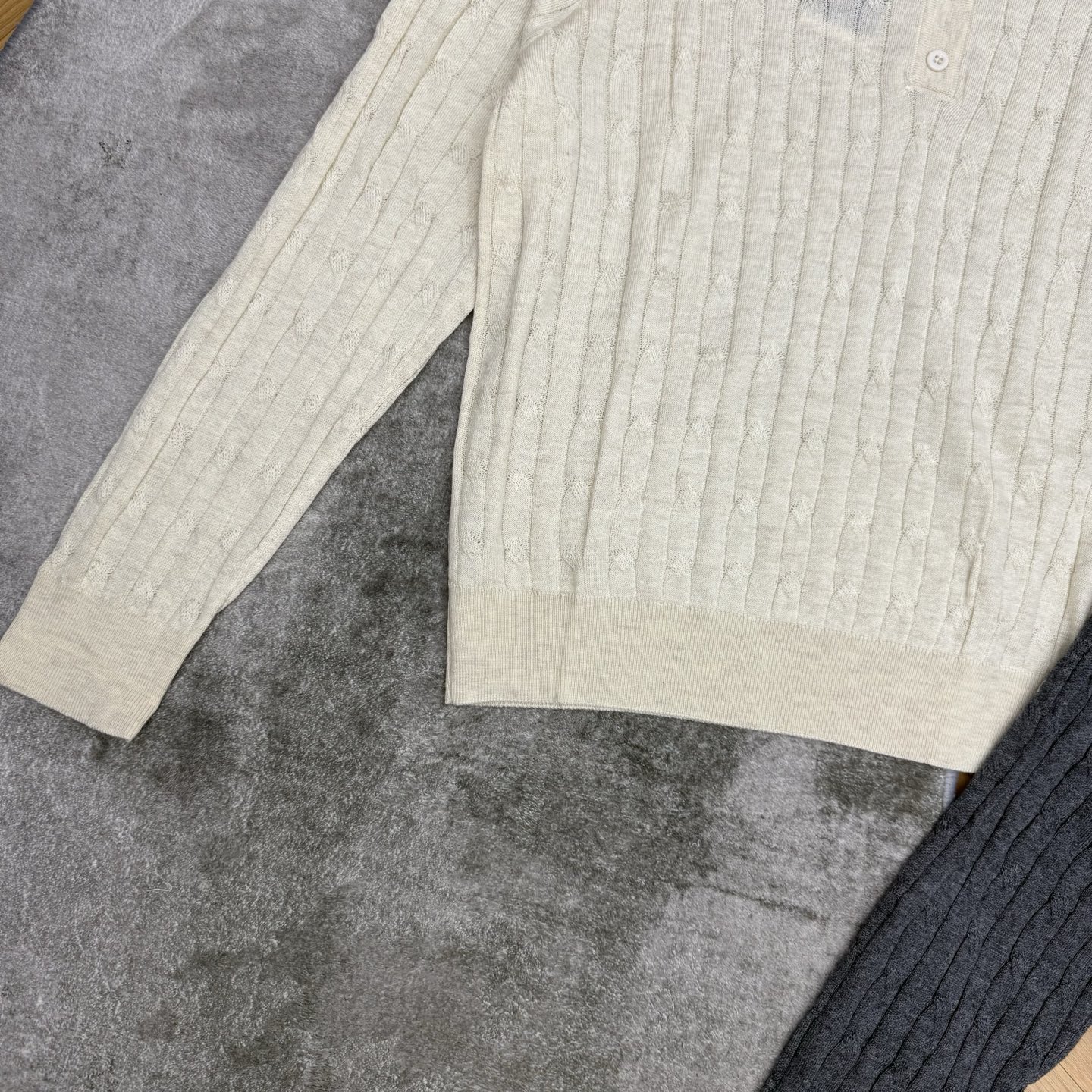 拉夫家 26早秋新款 经典绞花Polo针织衫✨复古慵懒风，精选软糯针织面料，透气亲肤质感细腻，竖纹绞花肌理设计，Polo