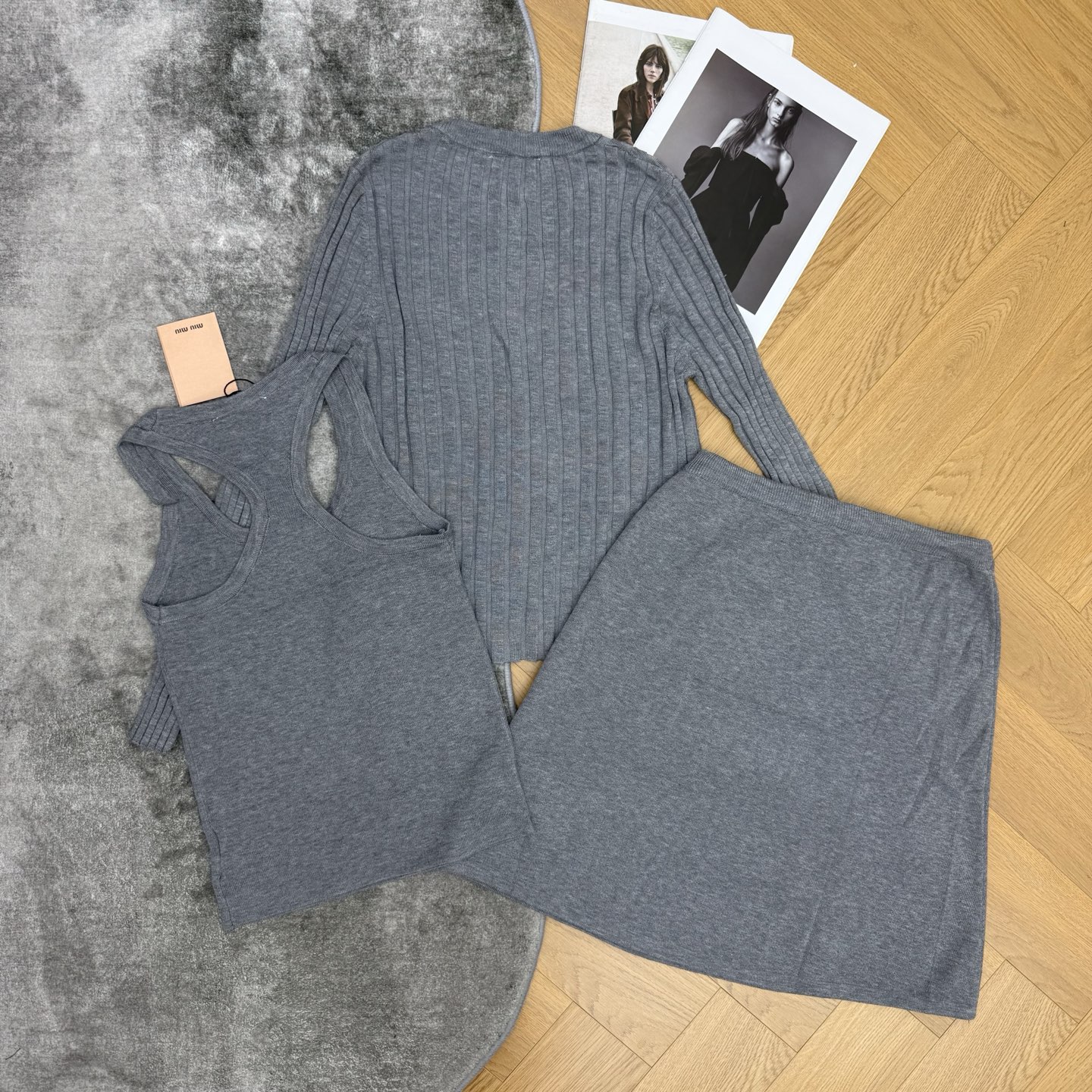 Miu家 26早秋新款 针织三件套穿搭✨懒人成套出门福音，坑条细腻针织面料，柔软亲肤透气，背心+长袖开衫+抽绳半裙三件式
