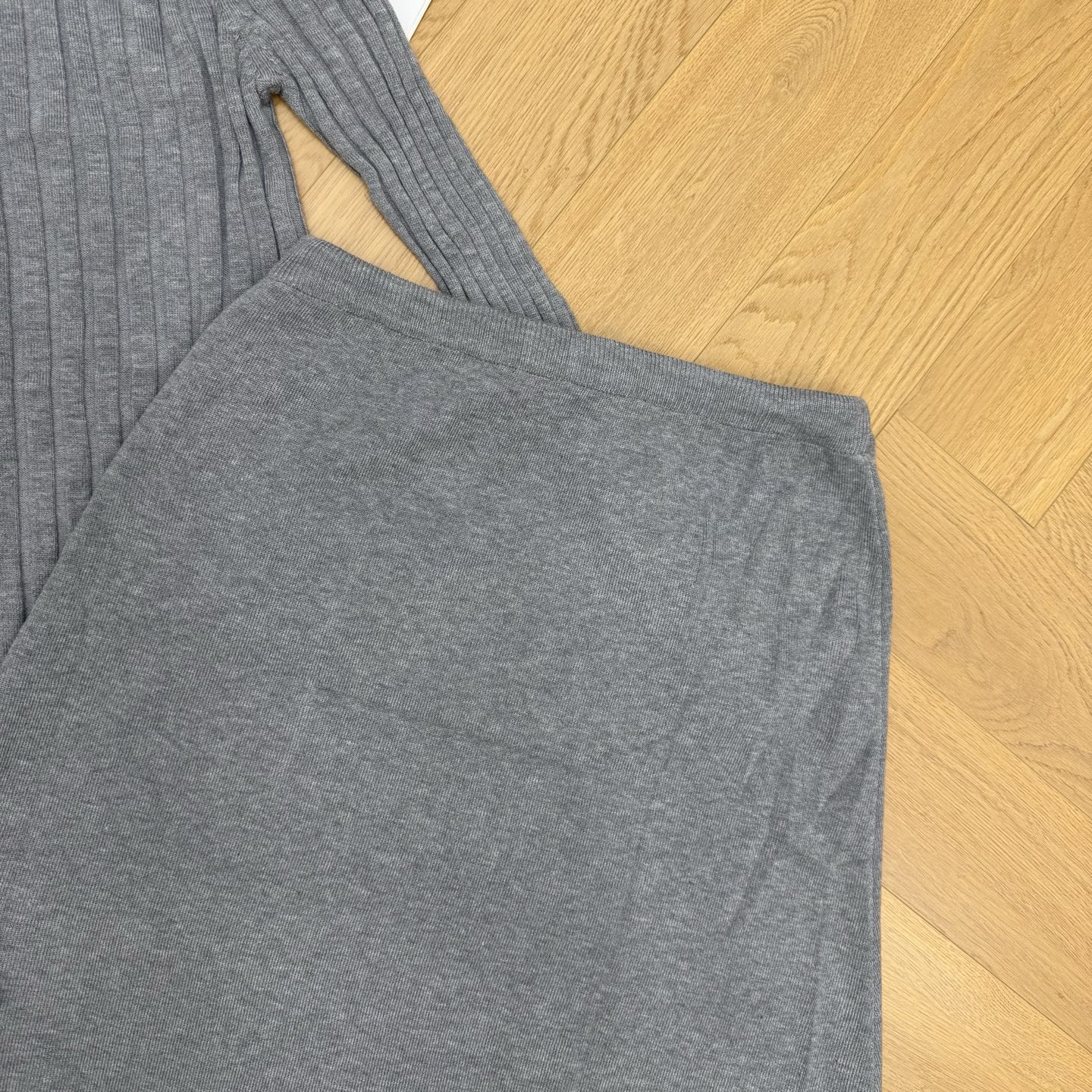 Miu家 26早秋新款 针织三件套穿搭✨懒人成套出门福音，坑条细腻针织面料，柔软亲肤透气，背心+长袖开衫+抽绳半裙三件式