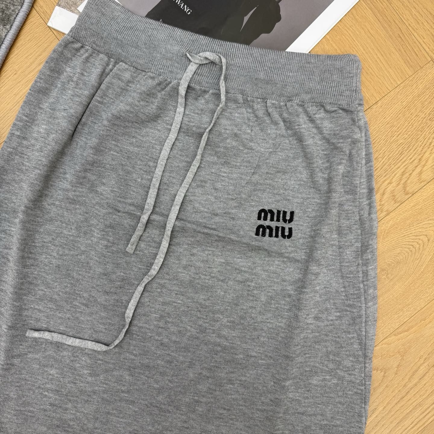 Miu家 26早秋新款 撞色背心半裙两件套✨松弛感懒人穿搭,软糯透气针织面料,亲肤舒适日常无负担,撞色包边背心+抽绳直筒 Miu家 26早秋新款 撞色背心半裙两件套✨松弛感懒人穿搭,软糯透气针织面料,亲肤舒适日常无负担,撞色包边背心+抽绳直筒