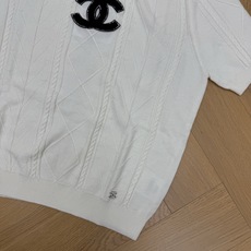 小香家 26夏季新款 绞花短袖针织衫✨轻奢复古质感,细腻针织面料,透气亲肤,上身轻盈舒适,立体菱格绞花纹理,肌理感饱满耐 小香家 26夏季新款 绞花短袖针织衫✨轻奢复古质感,细腻针织面料,透气亲肤,上身轻盈舒适,立体菱格绞花纹理,肌理感饱满耐