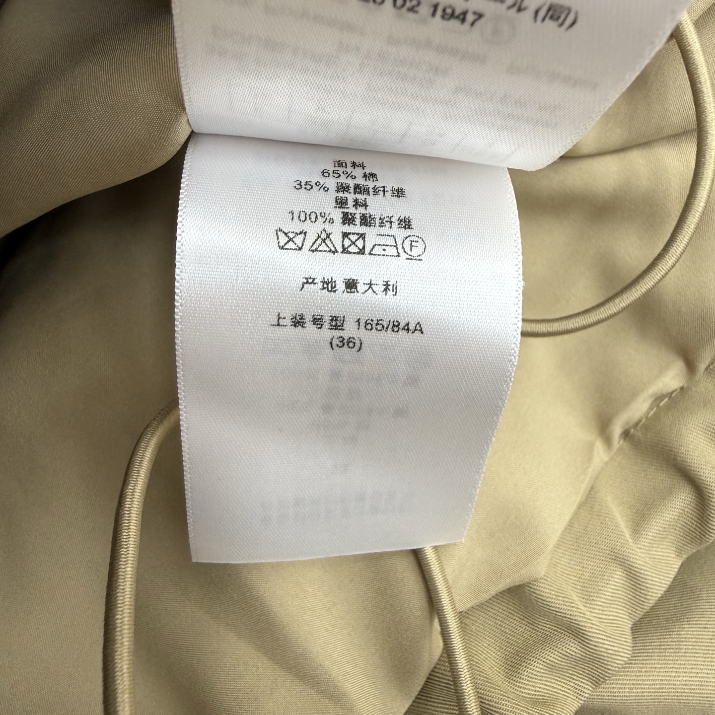 D家 26早秋新款 卡其色连帽外套 可调节帽绳 立领防风设计简约大气 衣身精致logo刺绣低调雅致 挺括防风面料不易褶皱