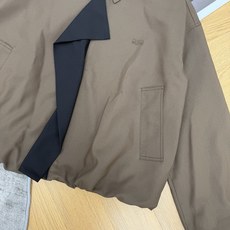 LW家 26早秋新款 撞色翻领夹克外套 门襟撞色领带设计独具巧思 提升造型层次感 宽松版型休闲大气 下摆松紧收口优化身材 LW家 26早秋新款 撞色翻领夹克外套 门襟撞色领带设计独具巧思 提升造型层次感 宽松版型休闲大气 下摆松紧收口优化身材