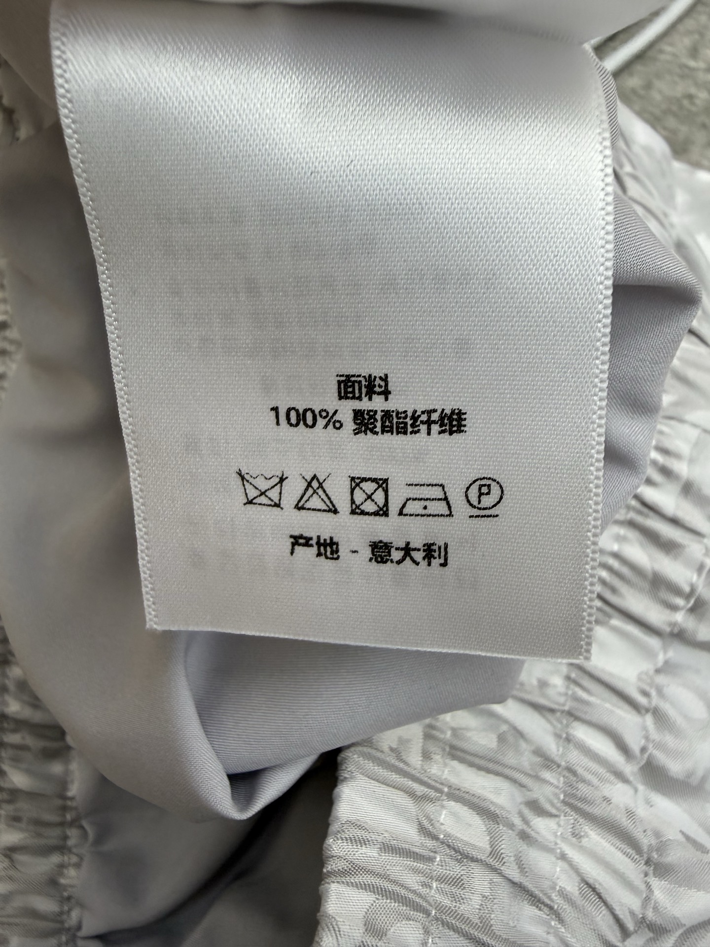 Dio*🏠 2026早秋新款 浅灰满印暗纹阔腿休闲长裤 自带低调轻奢氛围感 通体精致老花暗纹肌理 松紧抽绳腰头设计 宽松