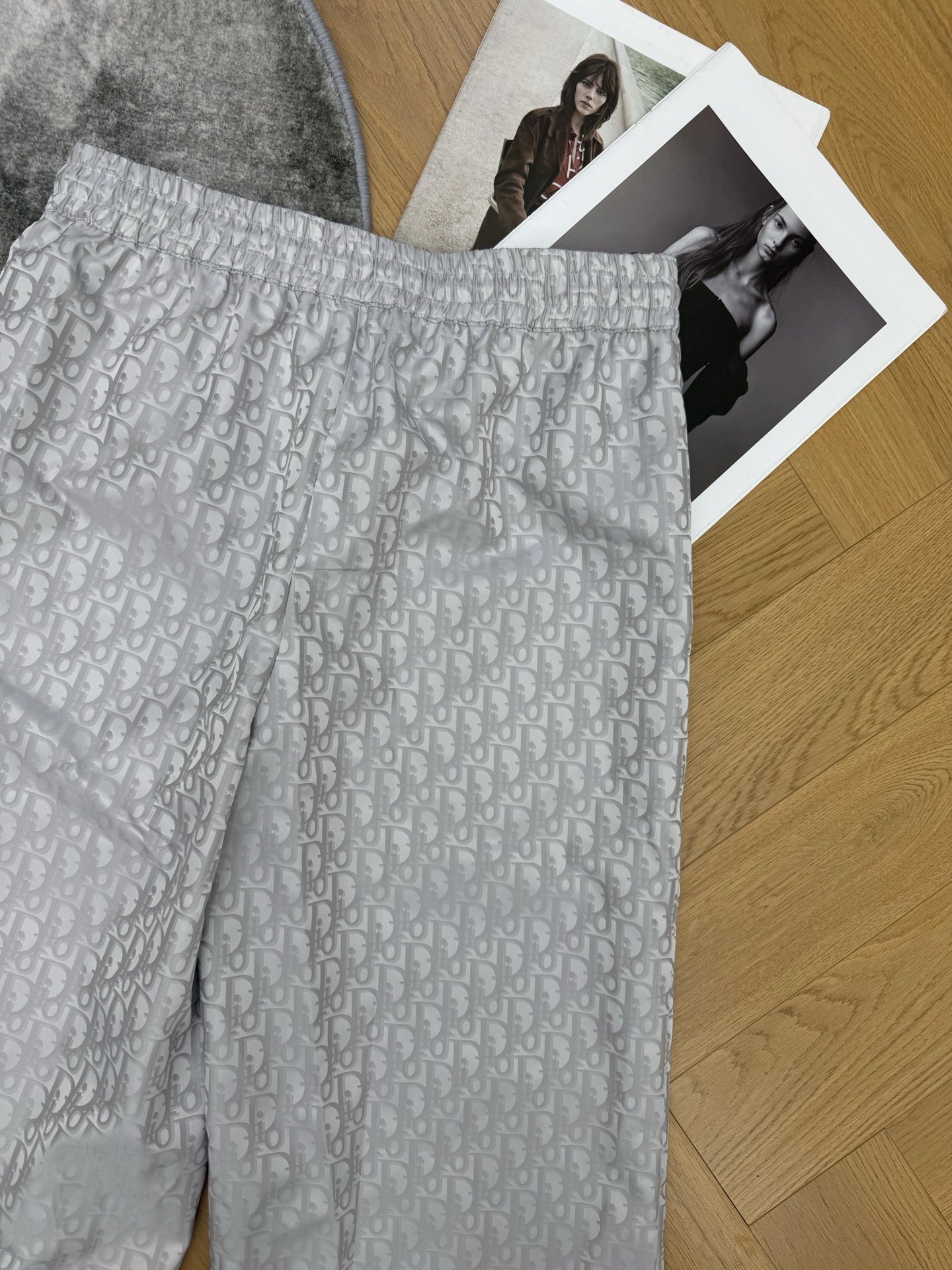 Dio*🏠 2026早秋新款 浅灰满印暗纹阔腿休闲长裤 自带低调轻奢氛围感 通体精致老花暗纹肌理 松紧抽绳腰头设计 宽松