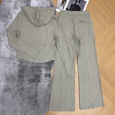 Miu家 26夏季新款 连帽休闲套装,柔糯亲肤针织面料,弹力舒适透气,短款分割线连帽上衣+高腰微喇长裤,精致小logo刺 Miu家 26夏季新款 连帽休闲套装,柔糯亲肤针织面料,弹力舒适透气,短款分割线连帽上衣+高腰微喇长裤,精致小logo刺