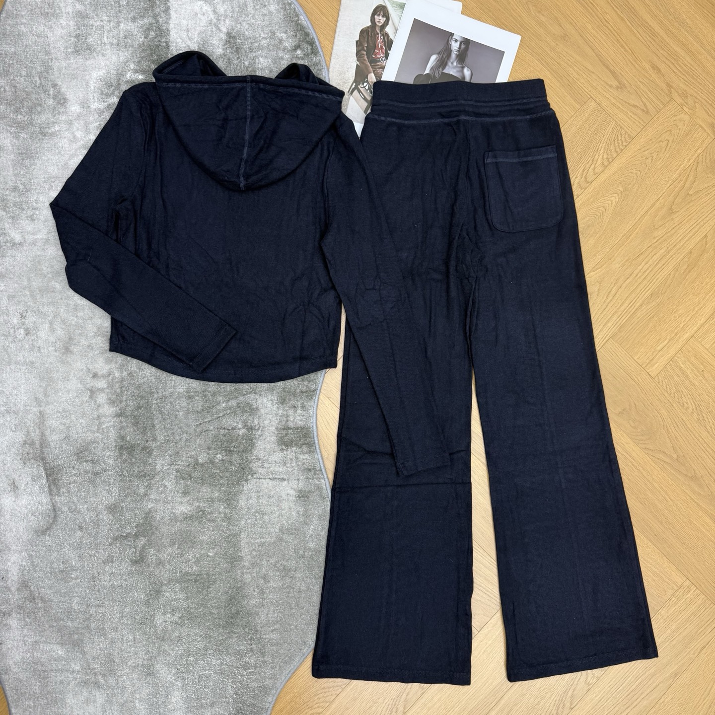 Miu家 26夏季新款 连帽休闲套装，柔糯亲肤针织面料，弹力舒适透气，短款分割线连帽上衣+高腰微喇长裤，精致小logo刺
