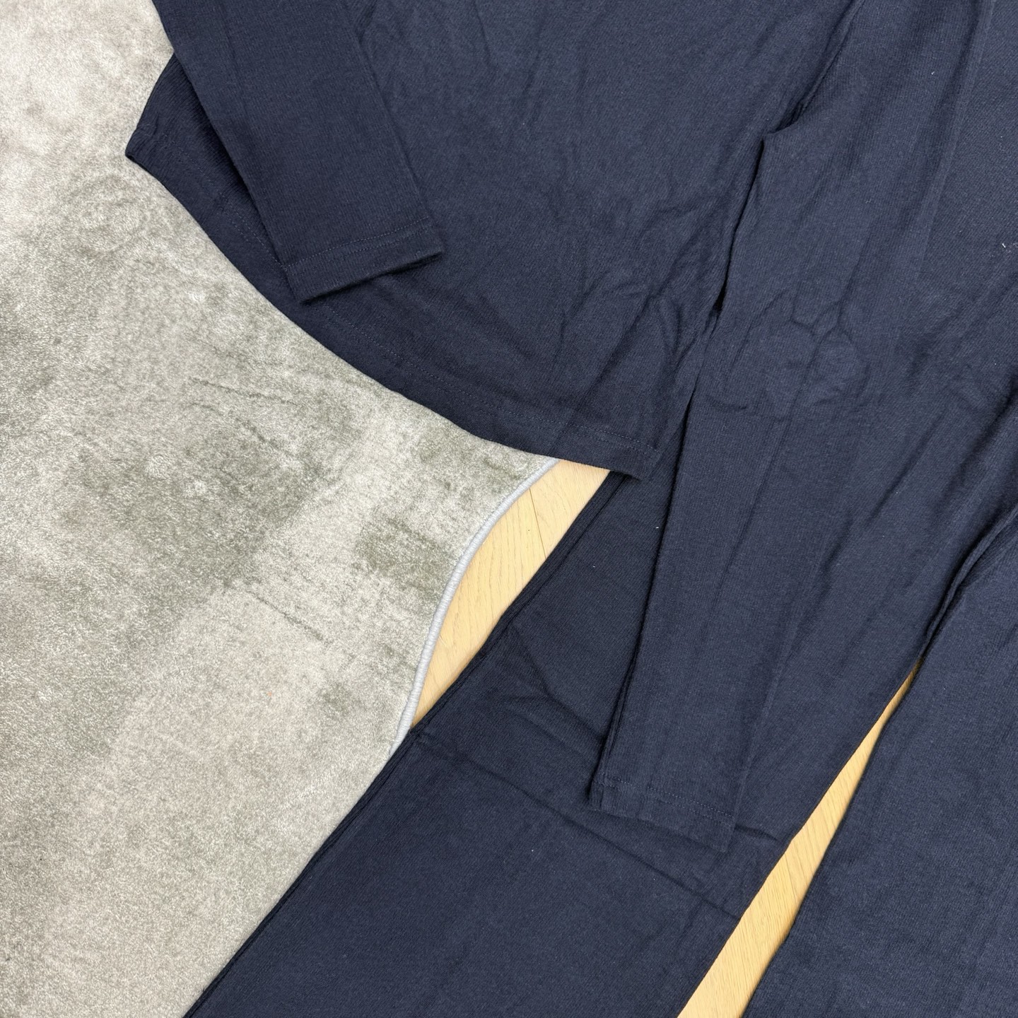 Miu家 26夏季新款 连帽休闲套装，柔糯亲肤针织面料，弹力舒适透气，短款分割线连帽上衣+高腰微喇长裤，精致小logo刺
