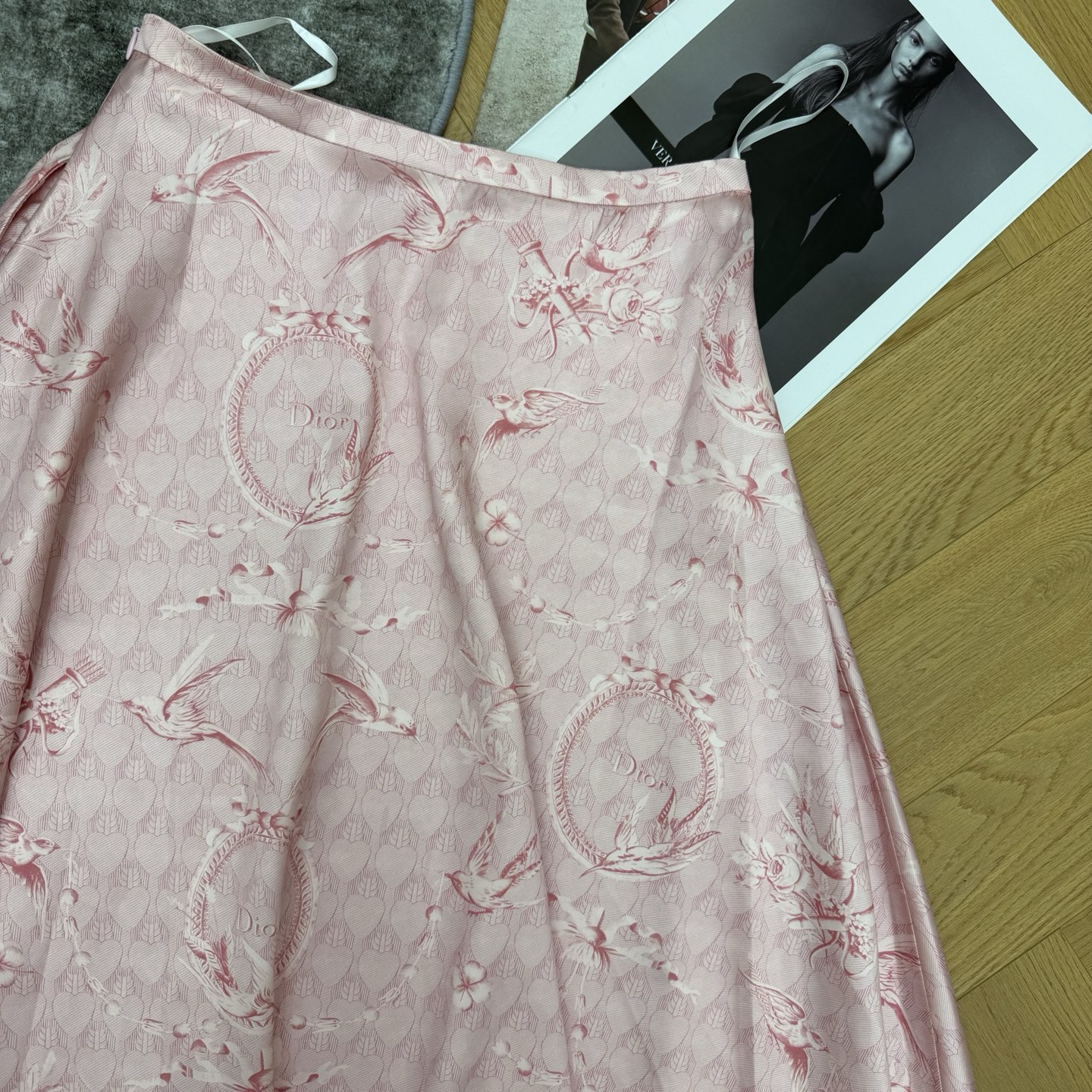 D家 26早秋新款 飞鸟花卉印花半裙，顺滑缎面面料，垂坠感出色，自带柔和光泽，温柔粉色基底，经典飞鸟花卉满印图案，高腰A