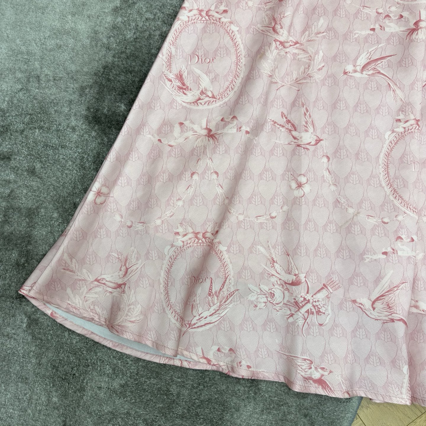D家 26早秋新款 飞鸟花卉印花半裙，顺滑缎面面料，垂坠感出色，自带柔和光泽，温柔粉色基底，经典飞鸟花卉满印图案，高腰A