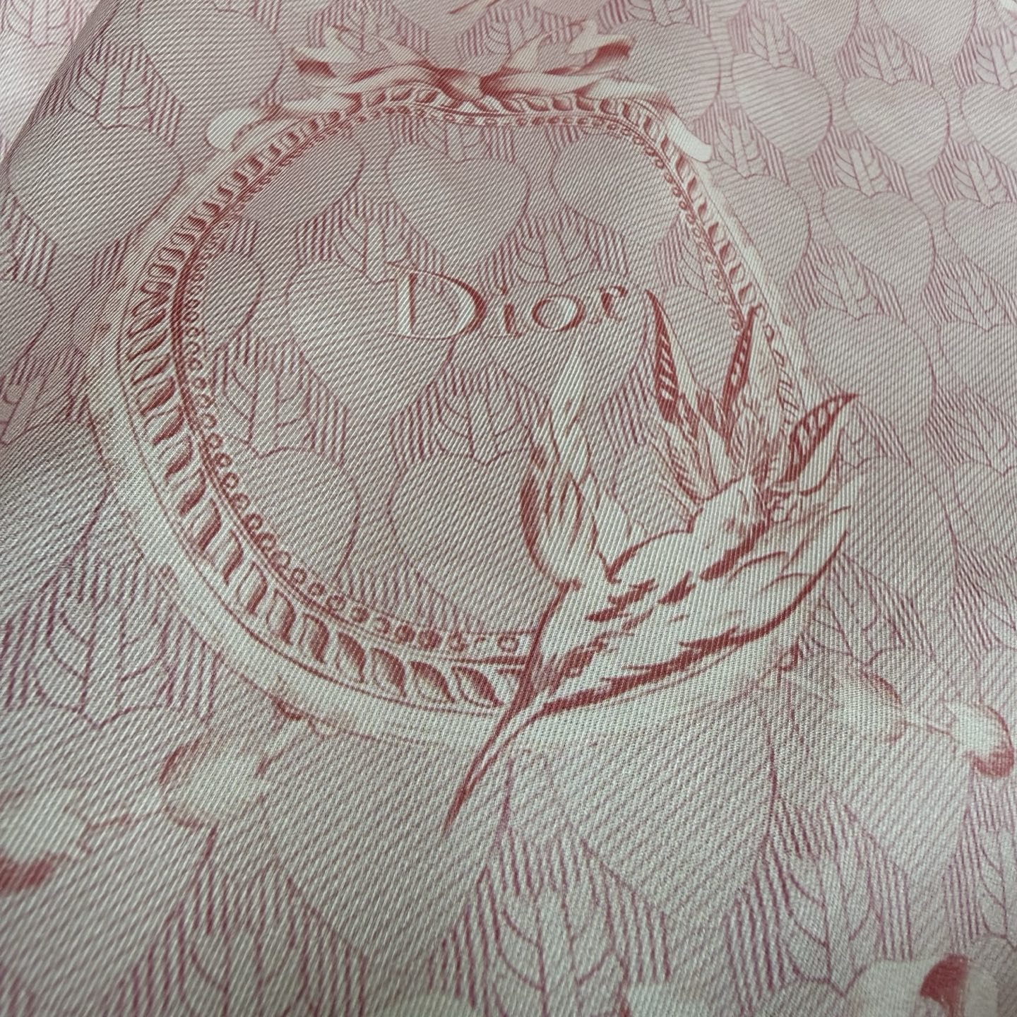 D家 26早秋新款 飞鸟花卉印花半裙，顺滑缎面面料，垂坠感出色，自带柔和光泽，温柔粉色基底，经典飞鸟花卉满印图案，高腰A