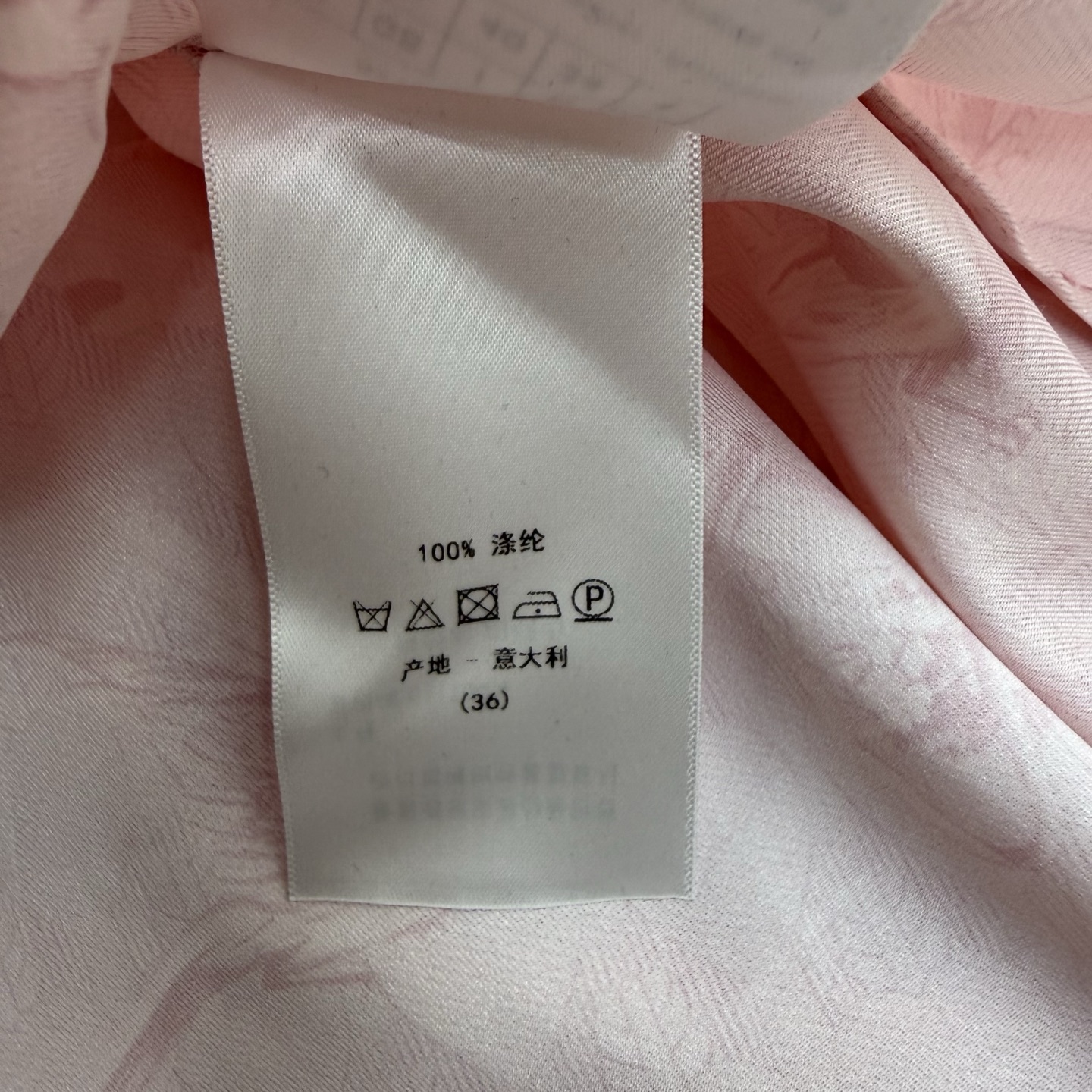 D家 26早秋新款 飞鸟花卉印花缎面衬衫，顺滑光泽缎面面料，触感垂顺有质感，温柔粉色满印飞鸟花卉复古纹样，经典翻领长袖版