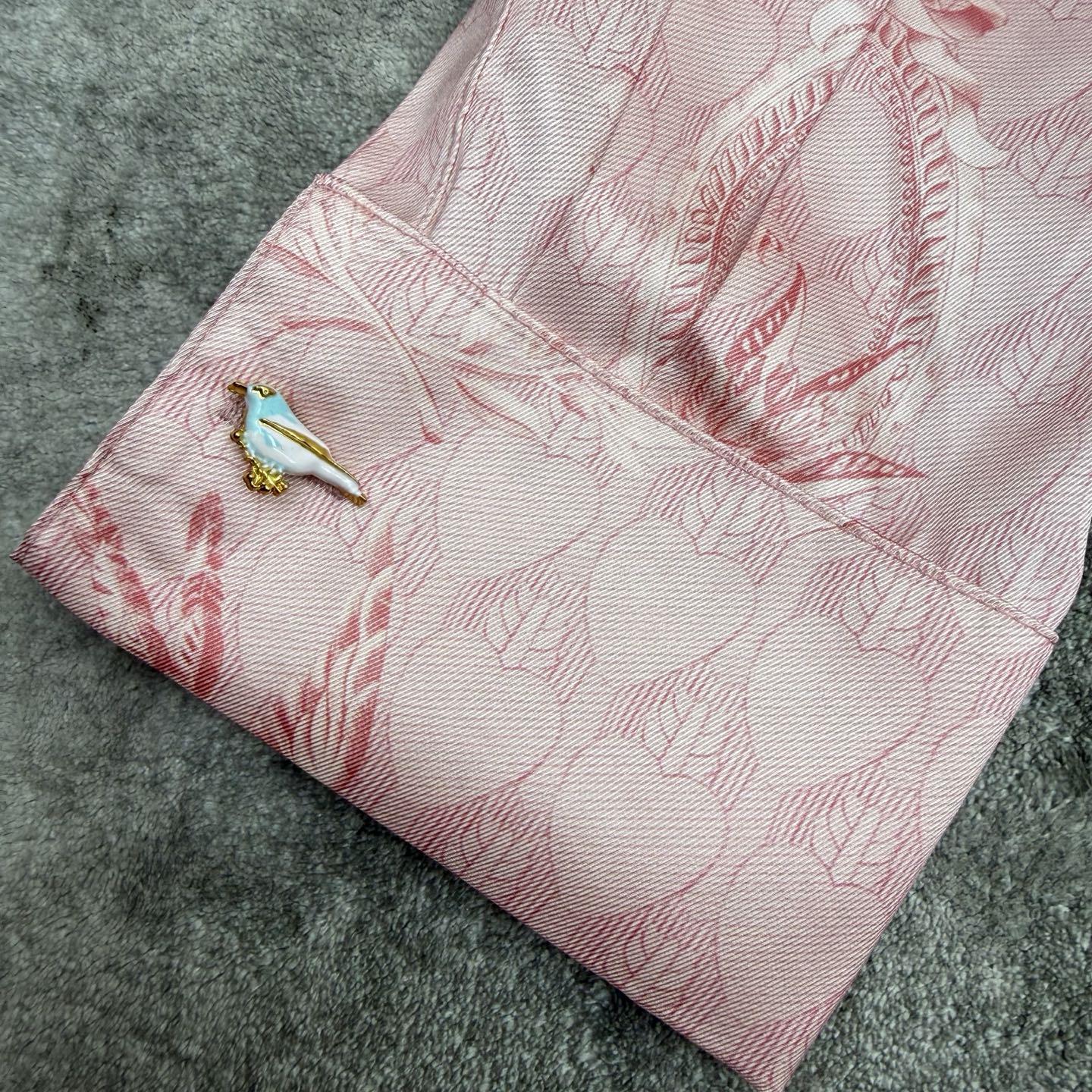 D家 26早秋新款 飞鸟花卉印花缎面衬衫，顺滑光泽缎面面料，触感垂顺有质感，温柔粉色满印飞鸟花卉复古纹样，经典翻领长袖版