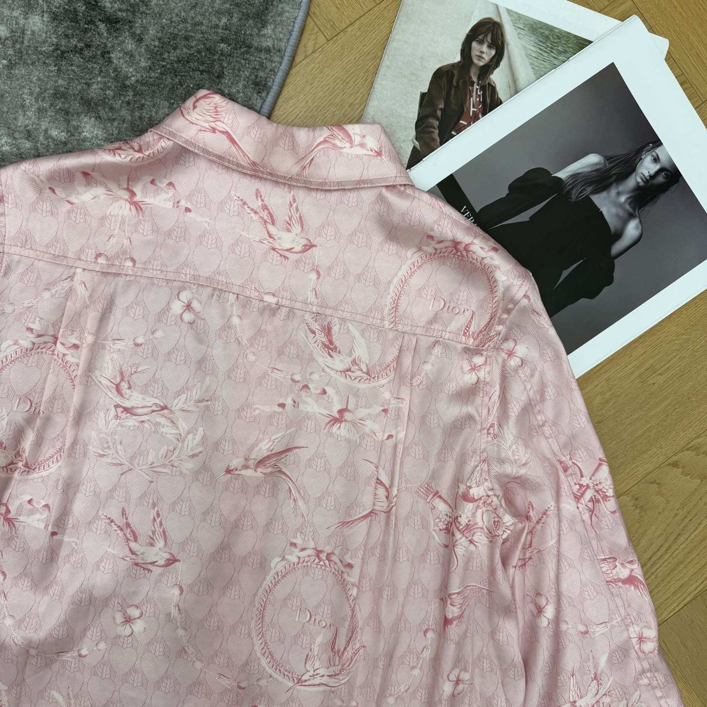 D家 26早秋新款 飞鸟花卉印花缎面衬衫，顺滑光泽缎面面料，触感垂顺有质感，温柔粉色满印飞鸟花卉复古纹样，经典翻领长袖版