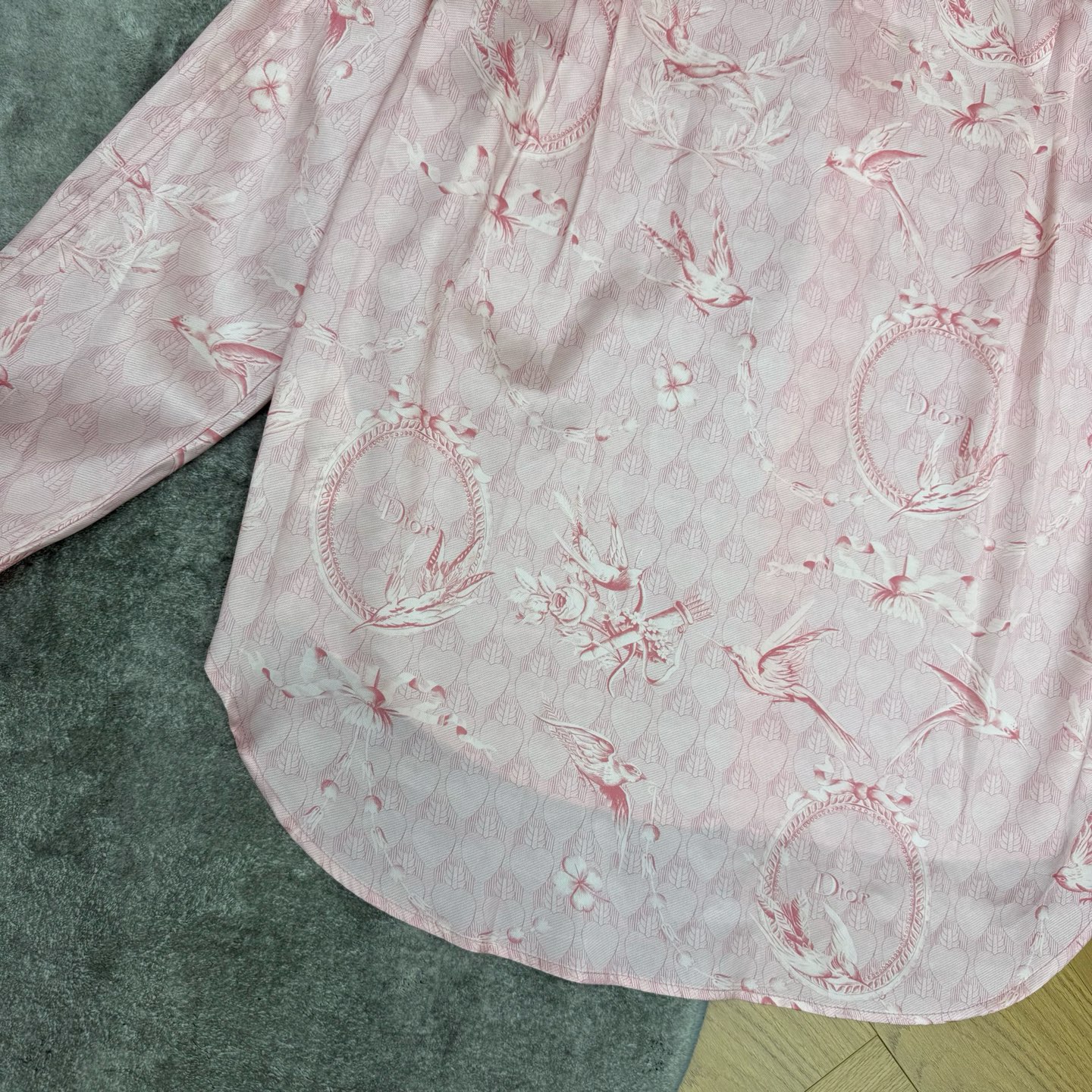 D家 26早秋新款 飞鸟花卉印花缎面衬衫，顺滑光泽缎面面料，触感垂顺有质感，温柔粉色满印飞鸟花卉复古纹样，经典翻领长袖版