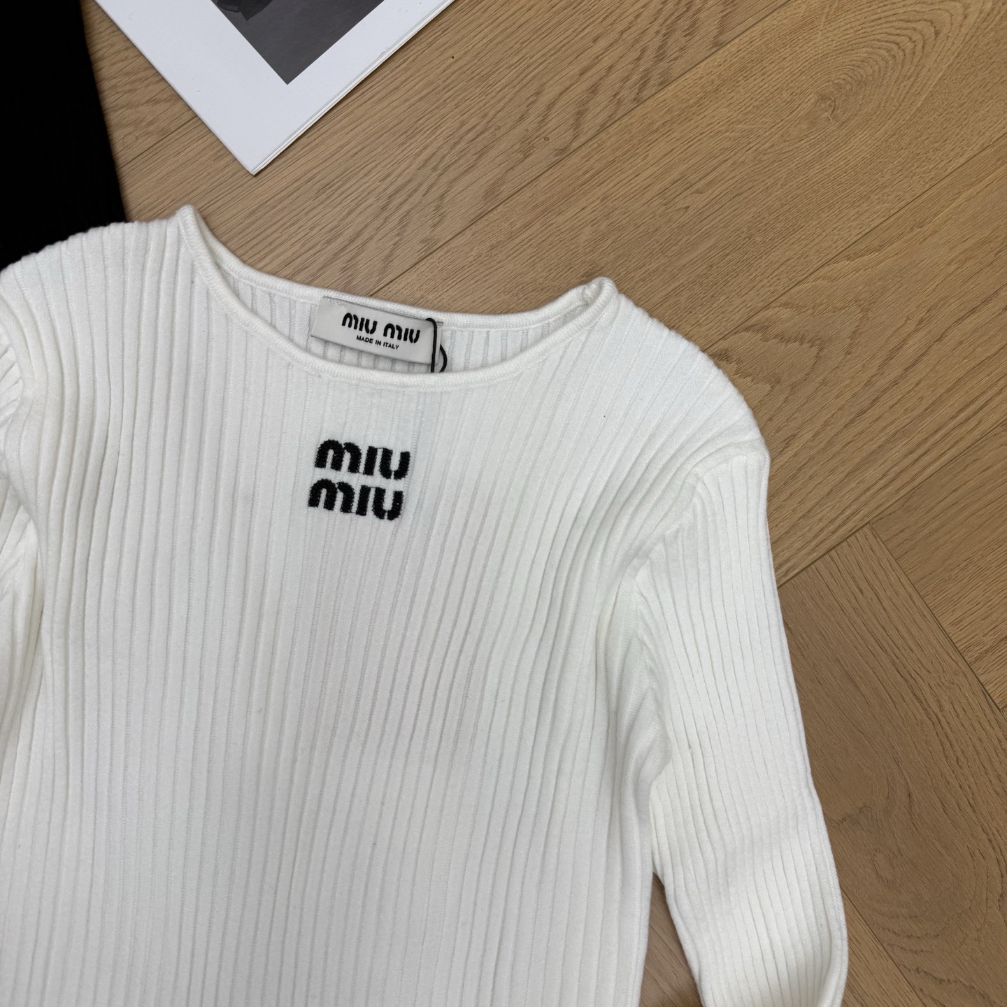 Miu家 26早秋新款 网纱拼接针织上衣，竖坑条针织面料，弹力舒适，修身显瘦，胸前字母刺绣标识，辨识度十足，下摆+袖口双