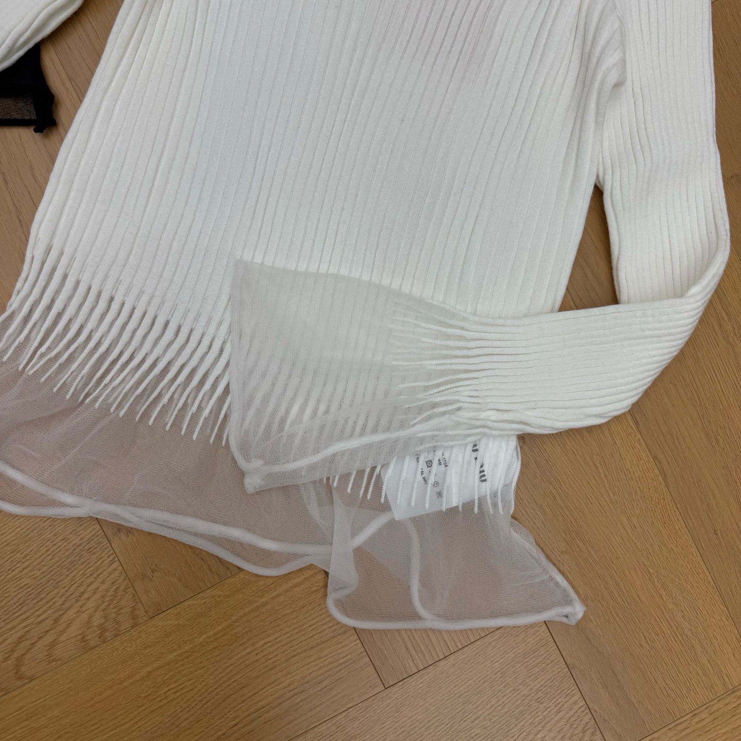 Miu家 26早秋新款 网纱拼接针织上衣，竖坑条针织面料，弹力舒适，修身显瘦，胸前字母刺绣标识，辨识度十足，下摆+袖口双