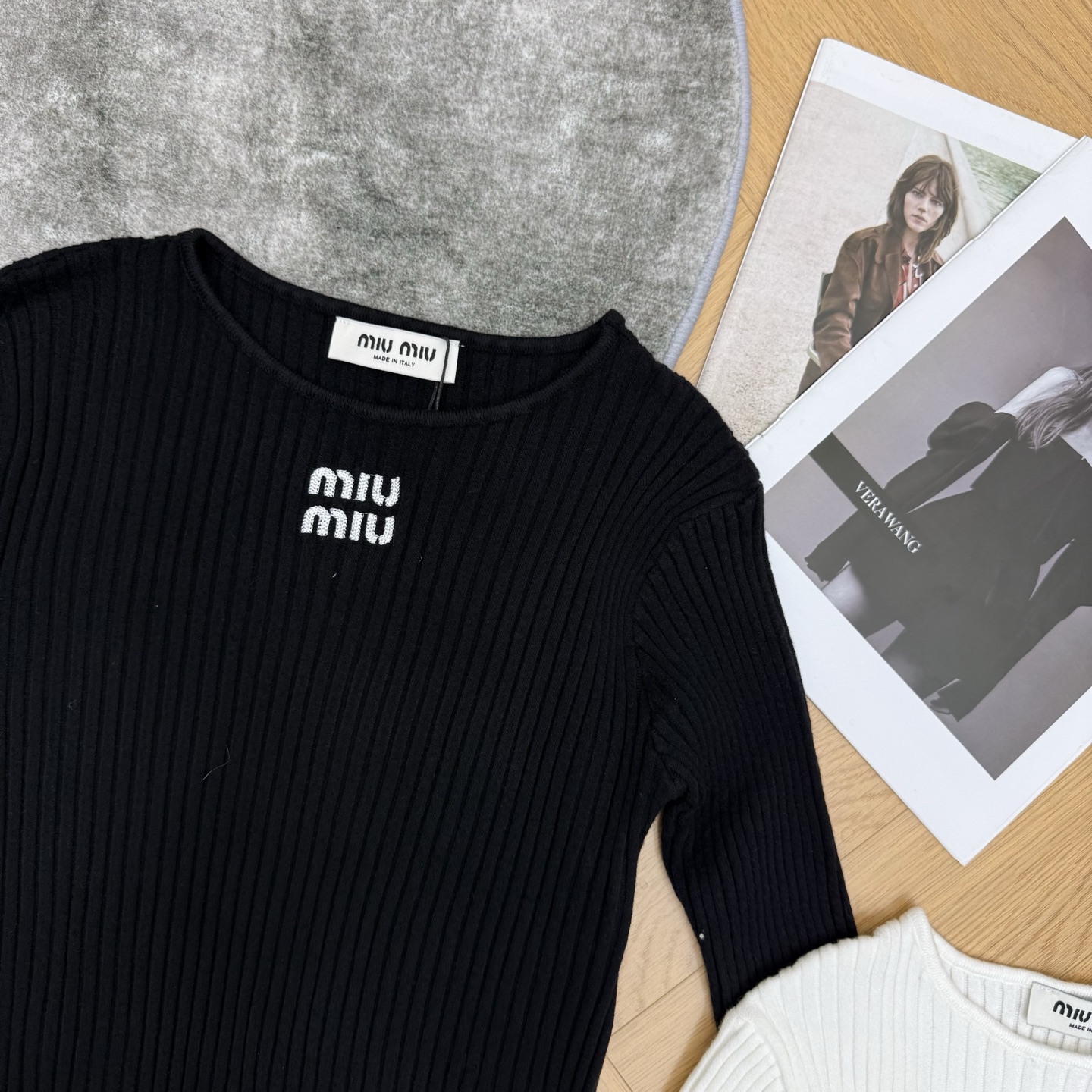 Miu家 26早秋新款 网纱拼接针织上衣，竖坑条针织面料，弹力舒适，修身显瘦，胸前字母刺绣标识，辨识度十足，下摆+袖口双