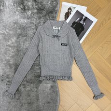 Miu家 26走求早秋新款 娃娃领针织上衣,竖坑条针织面料,弹力软糯,修身显瘦,经典娃娃领搭配格纹小蝴蝶结,甜妹氛围拉满 Miu家 26走求早秋新款 娃娃领针织上衣,竖坑条针织面料,弹力软糯,修身显瘦,经典娃娃领搭配格纹小蝴蝶结,甜妹氛围拉满