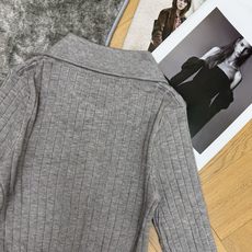 Miu家 26走求早秋新款 娃娃领针织上衣,竖坑条针织面料,弹力软糯,修身显瘦,经典娃娃领搭配格纹小蝴蝶结,甜妹氛围拉满 Miu家 26走求早秋新款 娃娃领针织上衣,竖坑条针织面料,弹力软糯,修身显瘦,经典娃娃领搭配格纹小蝴蝶结,甜妹氛围拉满