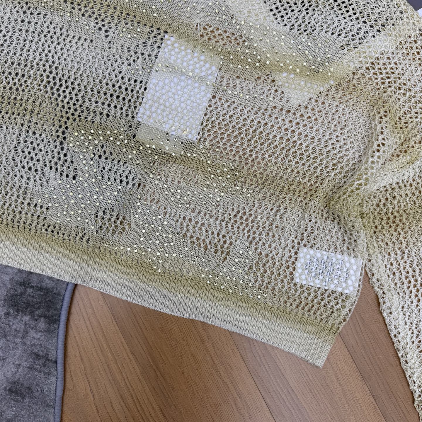 D家 26早秋新款 渐变镂空网眼针织罩衫，镂空网织面料，通透轻盈氛围感拉满，渐变条纹配色，衣身镶嵌细腻烫钻，暗处低调、光