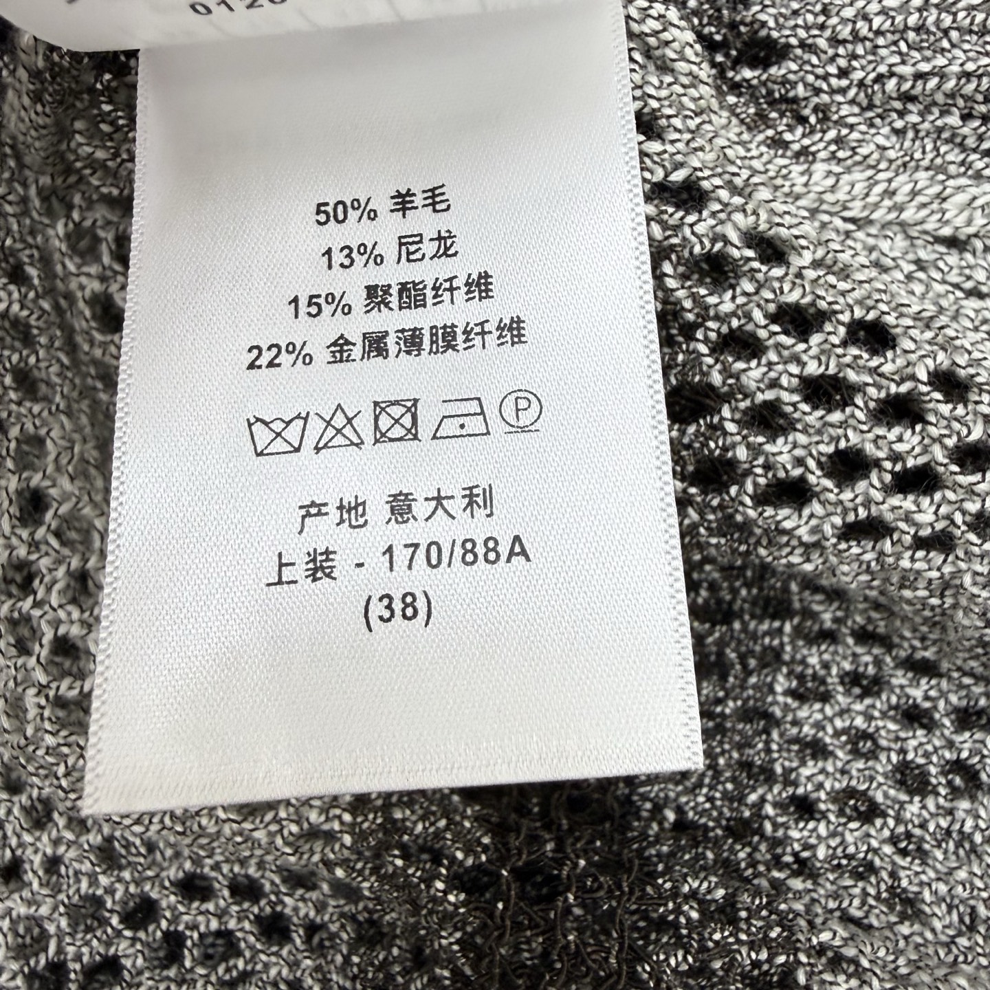 D家 26早秋新款 渐变镂空网眼针织罩衫，镂空网织面料，通透轻盈氛围感拉满，渐变条纹配色，衣身镶嵌细腻烫钻，暗处低调、光