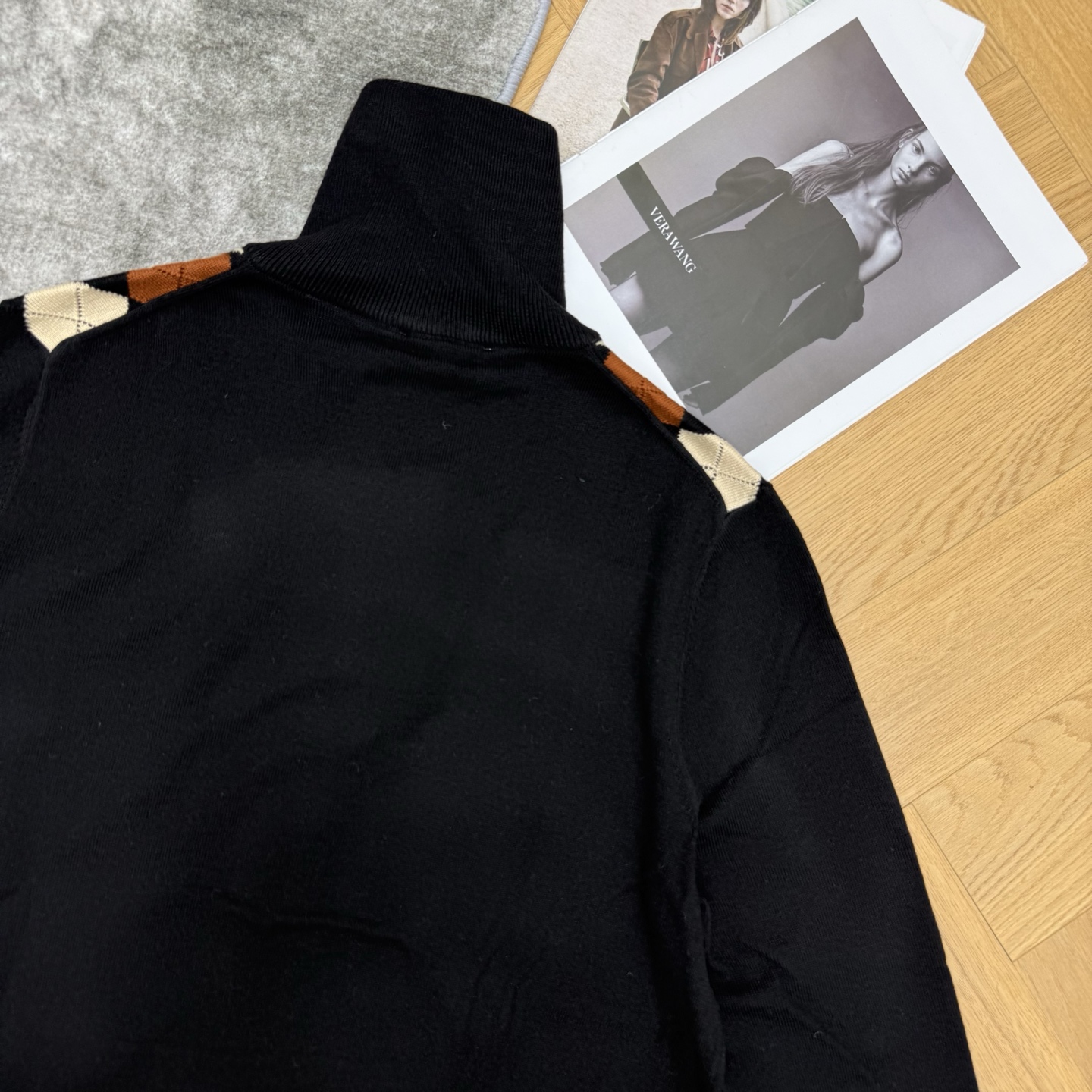Miu家 26早秋新款 菱格半拉链针织开衫,软糯亲肤针织面料,上身舒适保暖,经典复古菱格撞色设计,焦糖+米白菱形图案,高 Miu家 26早秋新款 菱格半拉链针织开衫,软糯亲肤针织面料,上身舒适保暖,经典复古菱格撞色设计,焦糖+米白菱形图案,高