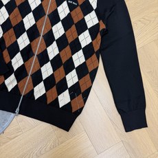 Miu家 26早秋新款 菱格半拉链针织开衫,软糯亲肤针织面料,上身舒适保暖,经典复古菱格撞色设计,焦糖+米白菱形图案,高 Miu家 26早秋新款 菱格半拉链针织开衫,软糯亲肤针织面料,上身舒适保暖,经典复古菱格撞色设计,焦糖+米白菱形图案,高
