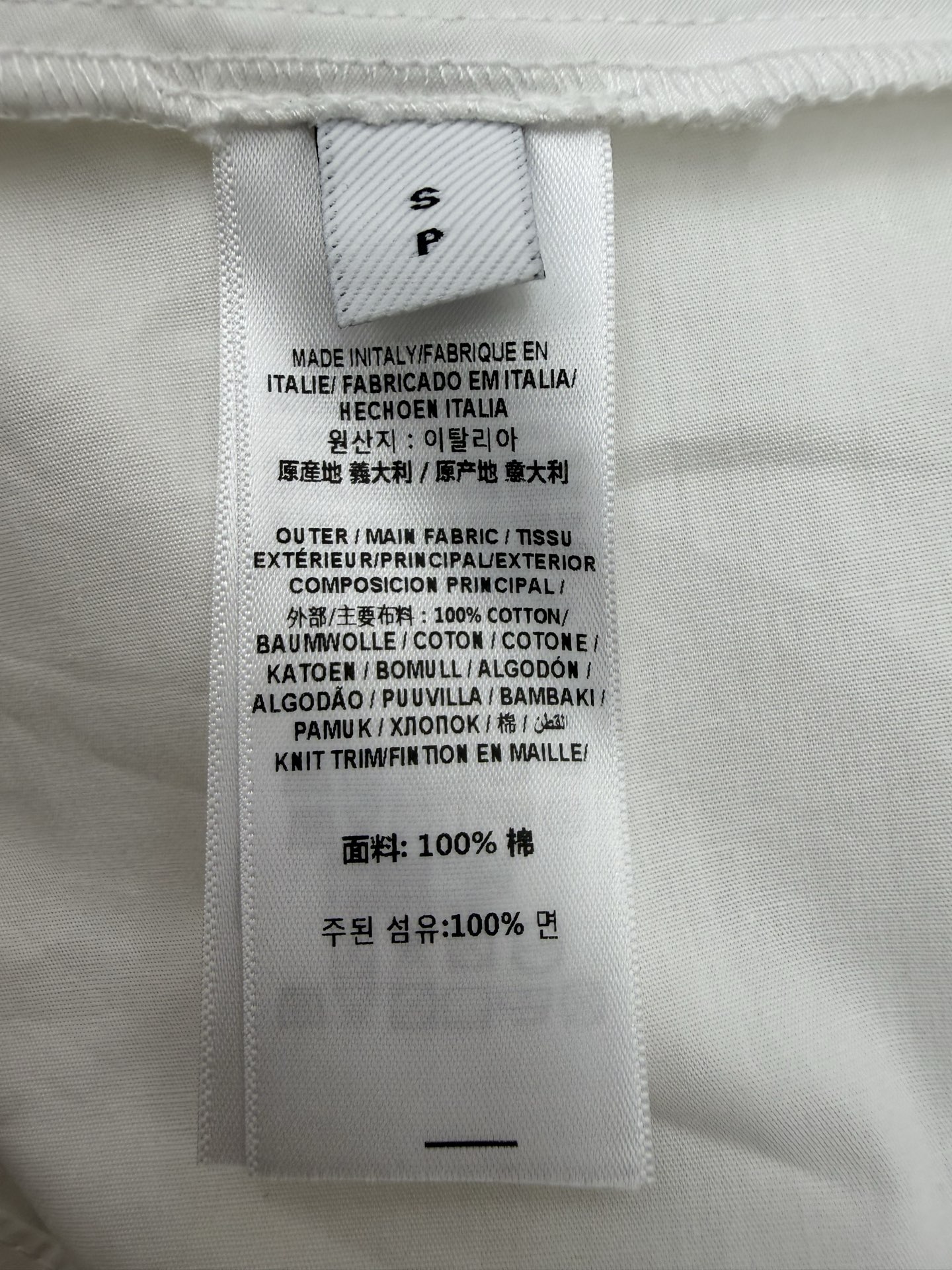 BUR家 26早秋新款 白色印花连衣裙 面料垂顺滑细腻 有光泽 白底铺满手绘羽毛印花 领口蝴蝶结飘带搭配双层荷叶边 增添