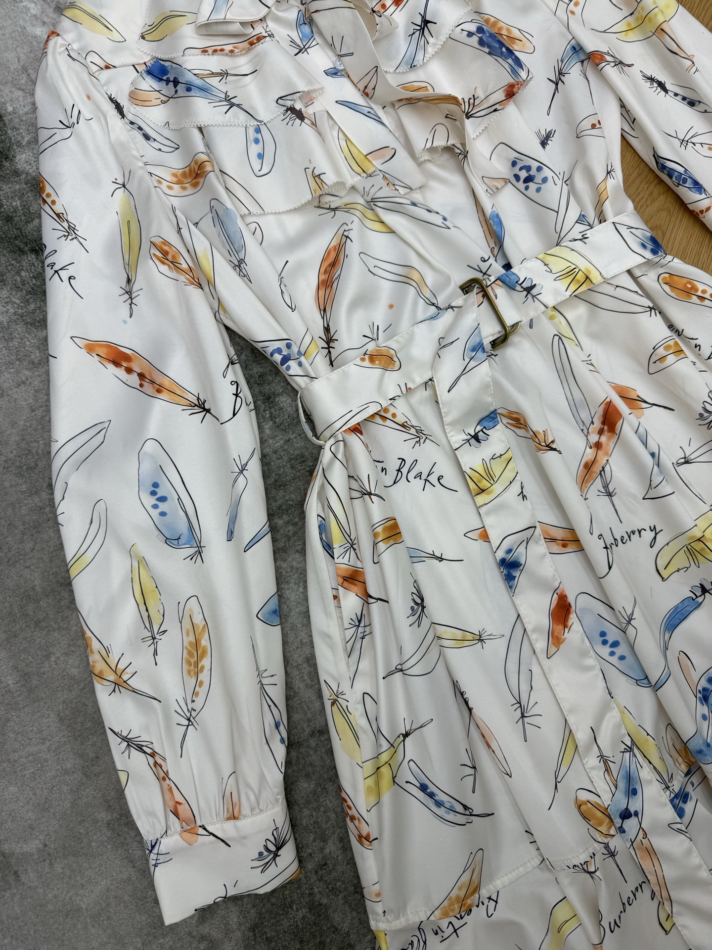 BUR家 26早秋新款 白色印花连衣裙 面料垂顺滑细腻 有光泽 白底铺满手绘羽毛印花 领口蝴蝶结飘带搭配双层荷叶边 增添 BUR家 26早秋新款 白色印花连衣裙 面料垂顺滑细腻 有光泽 白底铺满手绘羽毛印花 领口蝴蝶结飘带搭配双层荷叶边 增添