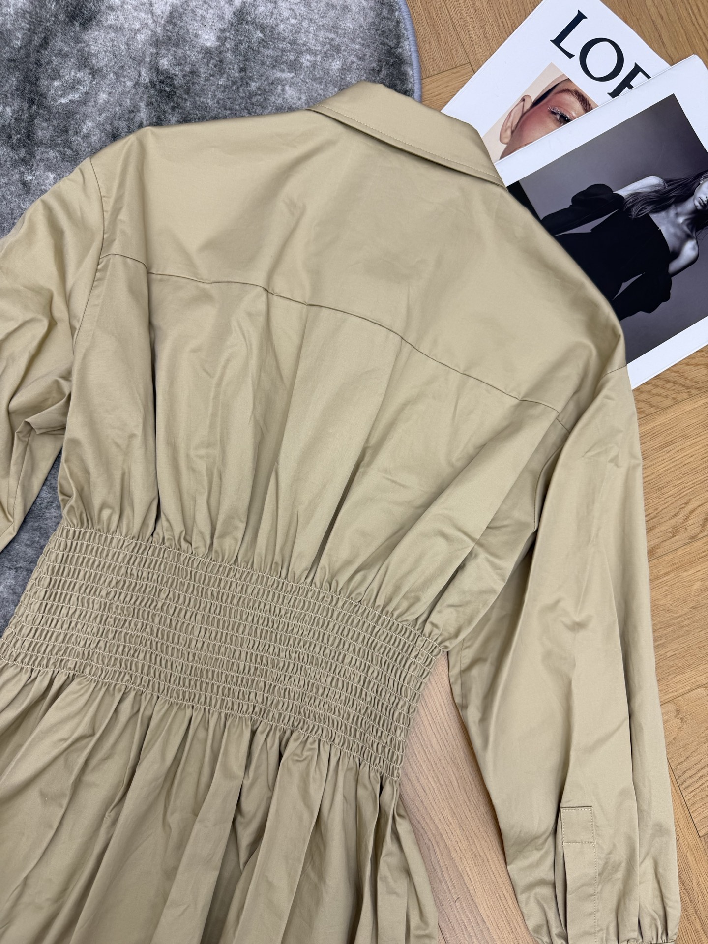 MO家 26早秋新款 卡其收腰衬衫连衣裙 经典翻领衬衫版型 一排黑色纽扣简约大气 腰部松紧打揽设计 自然收紧腰线 袖口柔