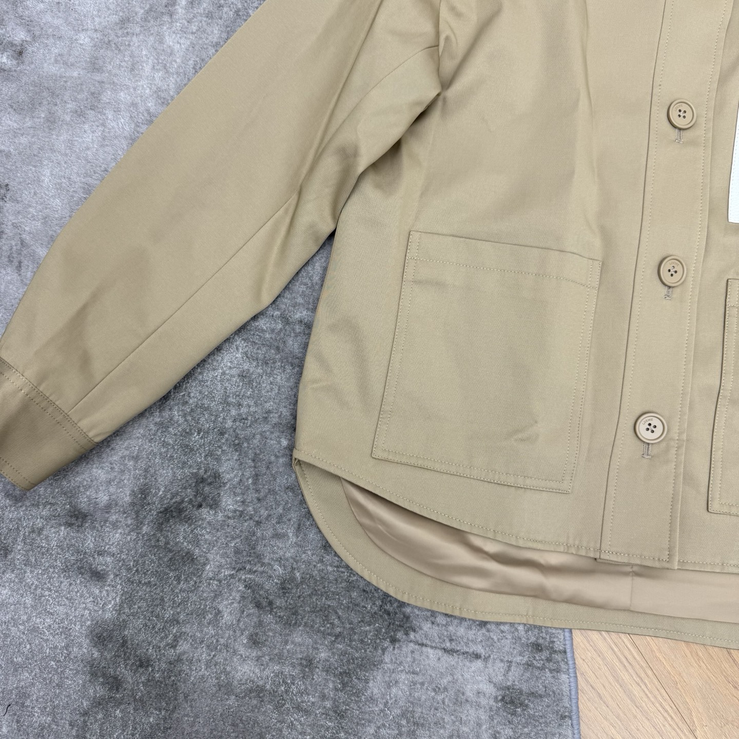 LW家 26早秋新款 卡其色夹克外套 采用棉质混纺面料 翻领单排同色系纽扣开合 胸前白色皮革点缀品牌标识 设计感突出 下