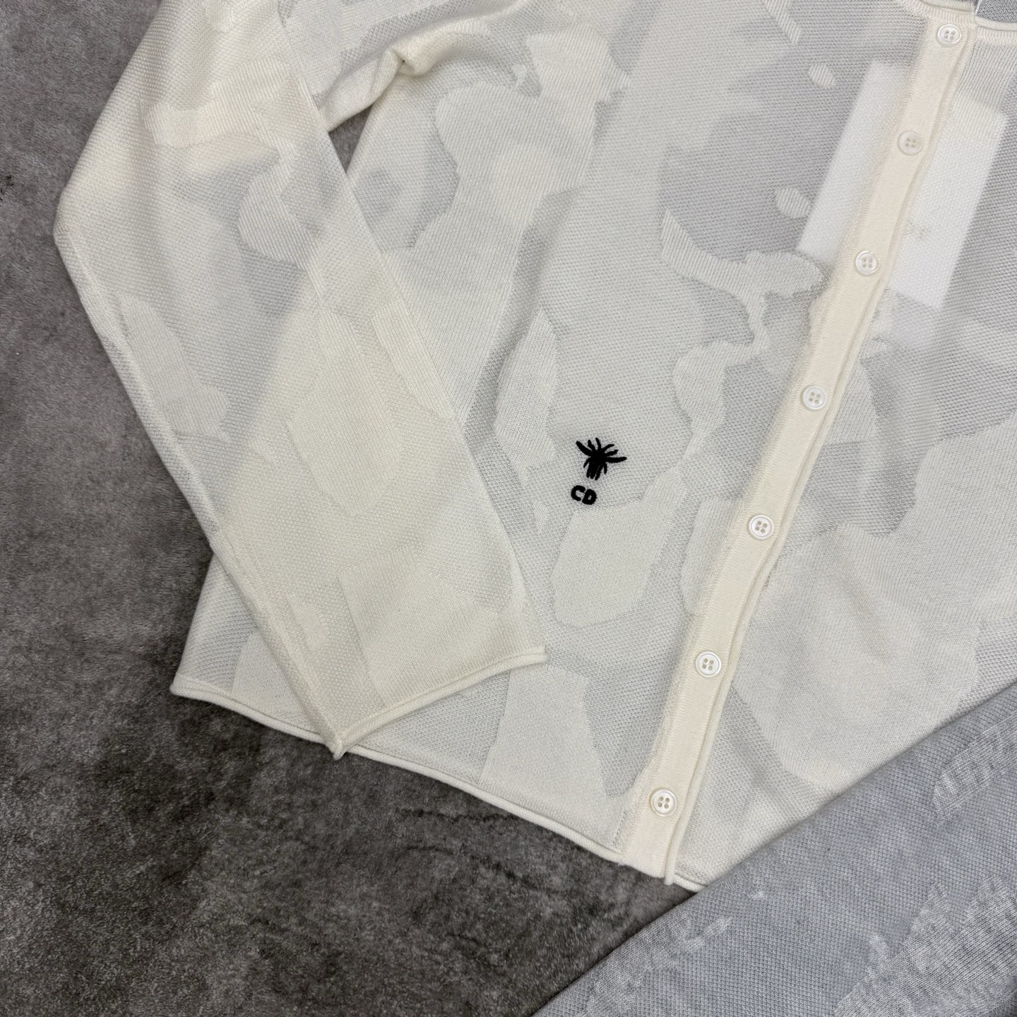 D家 26夏季新款 暗纹提花针织开衫🤍轻薄半透提花针织面料，透气柔软，适配春夏，通体抽象暗纹提花肌理，低调高级富有层次感
