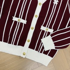 小香家 26夏秋新款 竖条纹针织开衫🤎软糯厚实针织面料,版型挺括有质感,经典V领版型,修饰脖颈线条,复古竖条纹撞色,氛围 小香家 26夏秋新款 竖条纹针织开衫🤎软糯厚实针织面料,版型挺括有质感,经典V领版型,修饰脖颈线条,复古竖条纹撞色,氛围