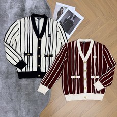 小香家 26夏秋新款 竖条纹针织开衫🤎软糯厚实针织面料,版型挺括有质感,经典V领版型,修饰脖颈线条,复古竖条纹撞色,氛围 小香家 26夏秋新款 竖条纹针织开衫🤎软糯厚实针织面料,版型挺括有质感,经典V领版型,修饰脖颈线条,复古竖条纹撞色,氛围