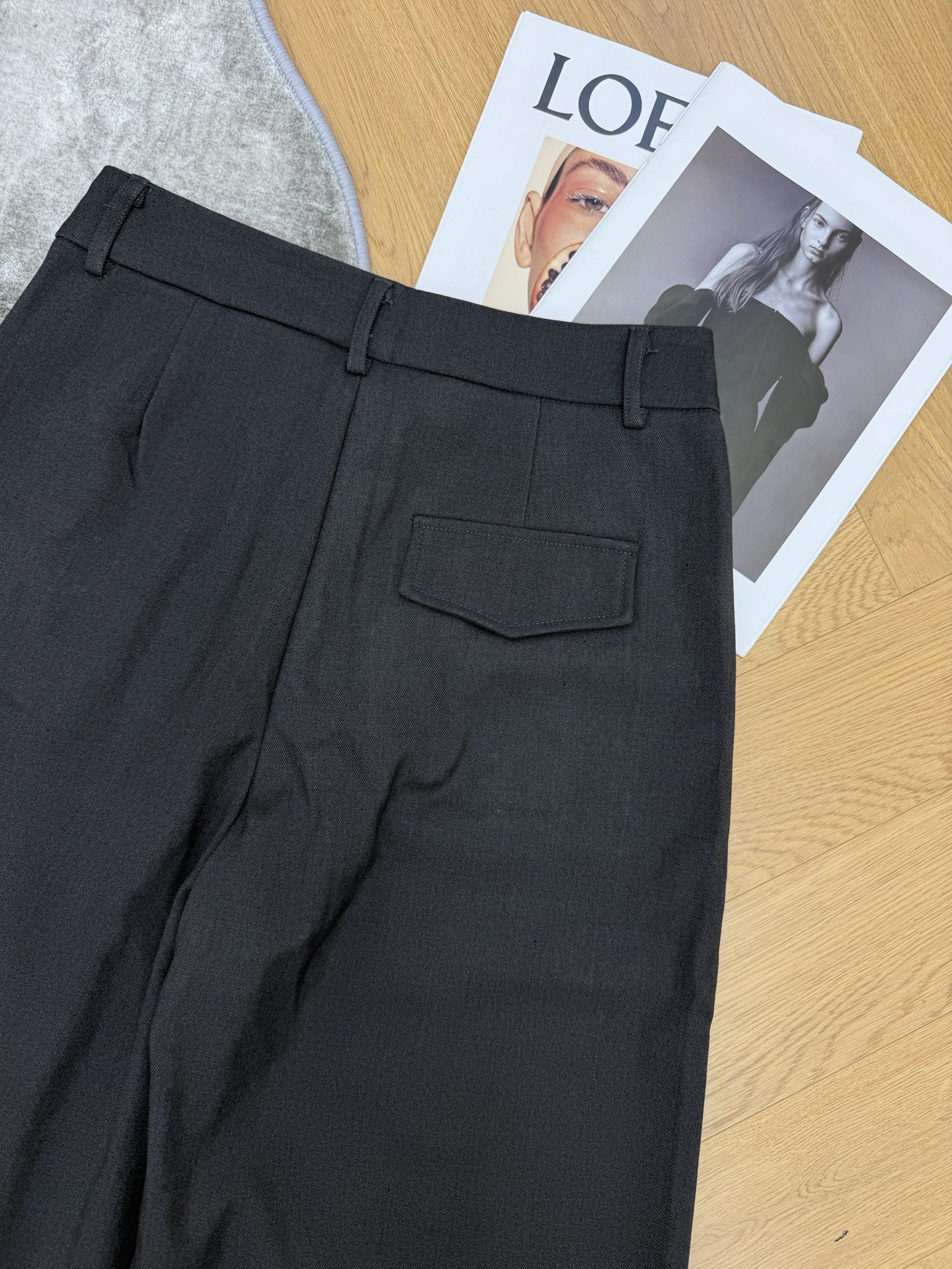 C家 26早秋新款 高腰压褶阔腿裤 采用棉质混纺面料 垂感挺括不易皱 精致金色logo扣点睛 腰头立体折裥设计修饰胯部线