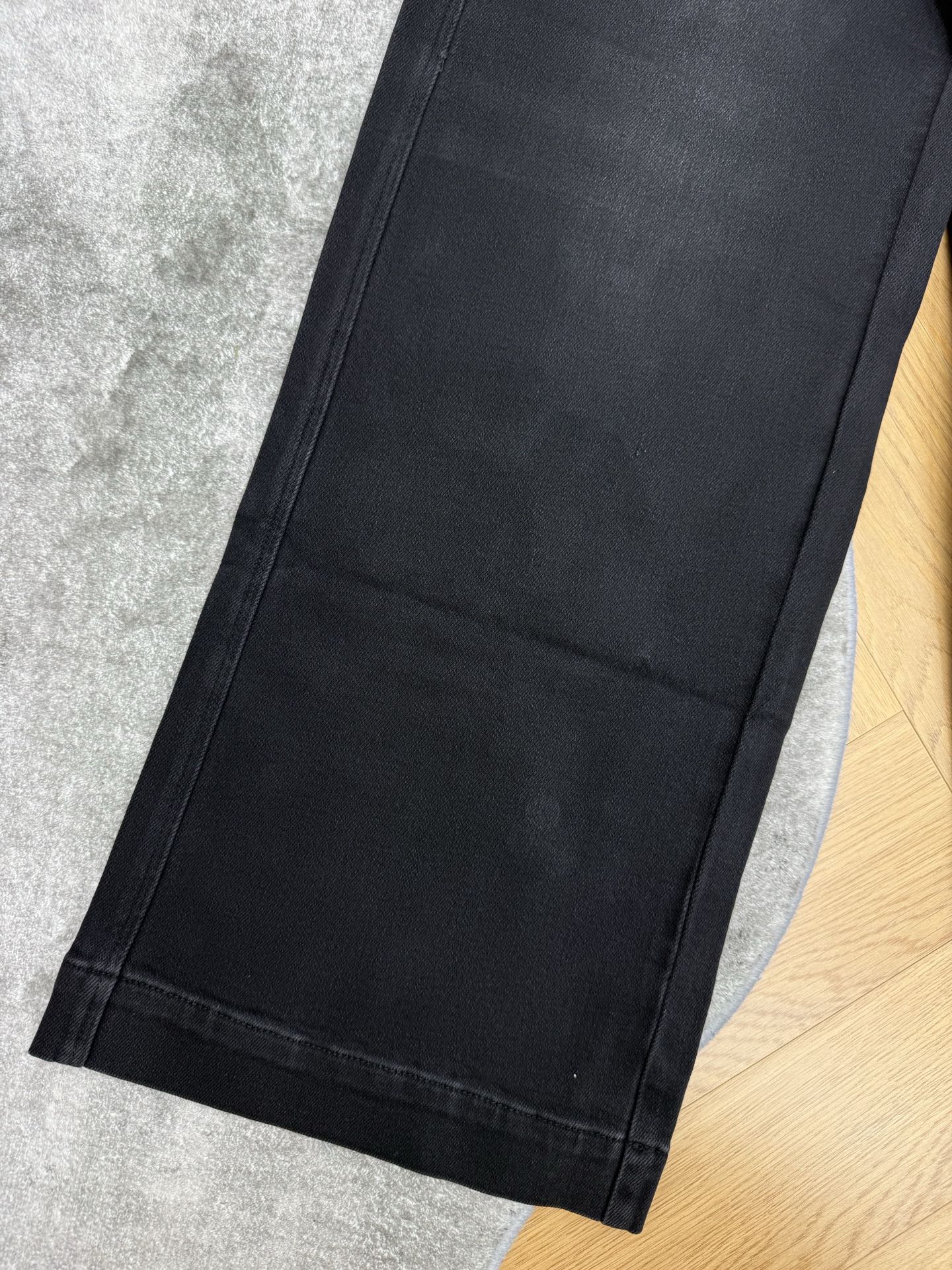 PD家 26早秋新款 黑灰高腰牛仔裤 采用水洗牛仔面料 口袋处金属三角标点缀 细节质感出众 高腰版型优化身材比例 纽扣拉